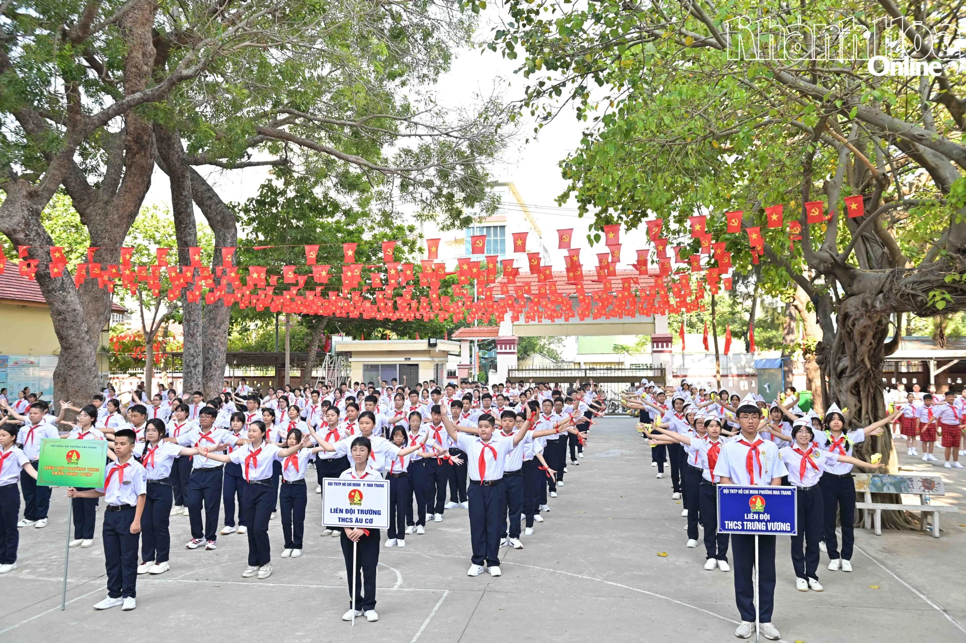 Các liên đội thi múa hát tập thể.