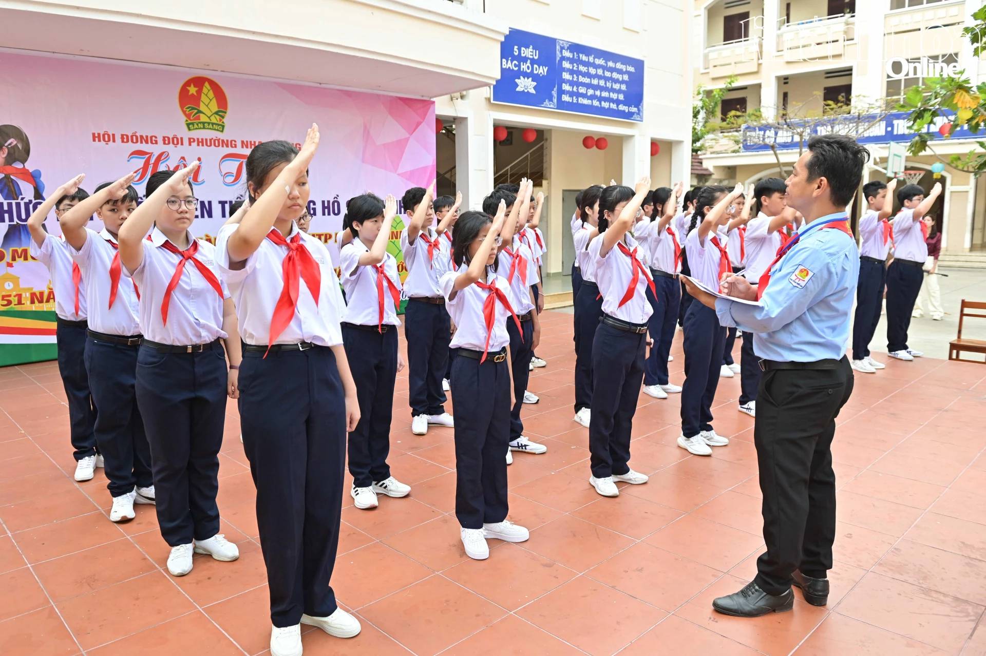 Ban giám khảo chấm điểm các nội dung thi của các liên đội.