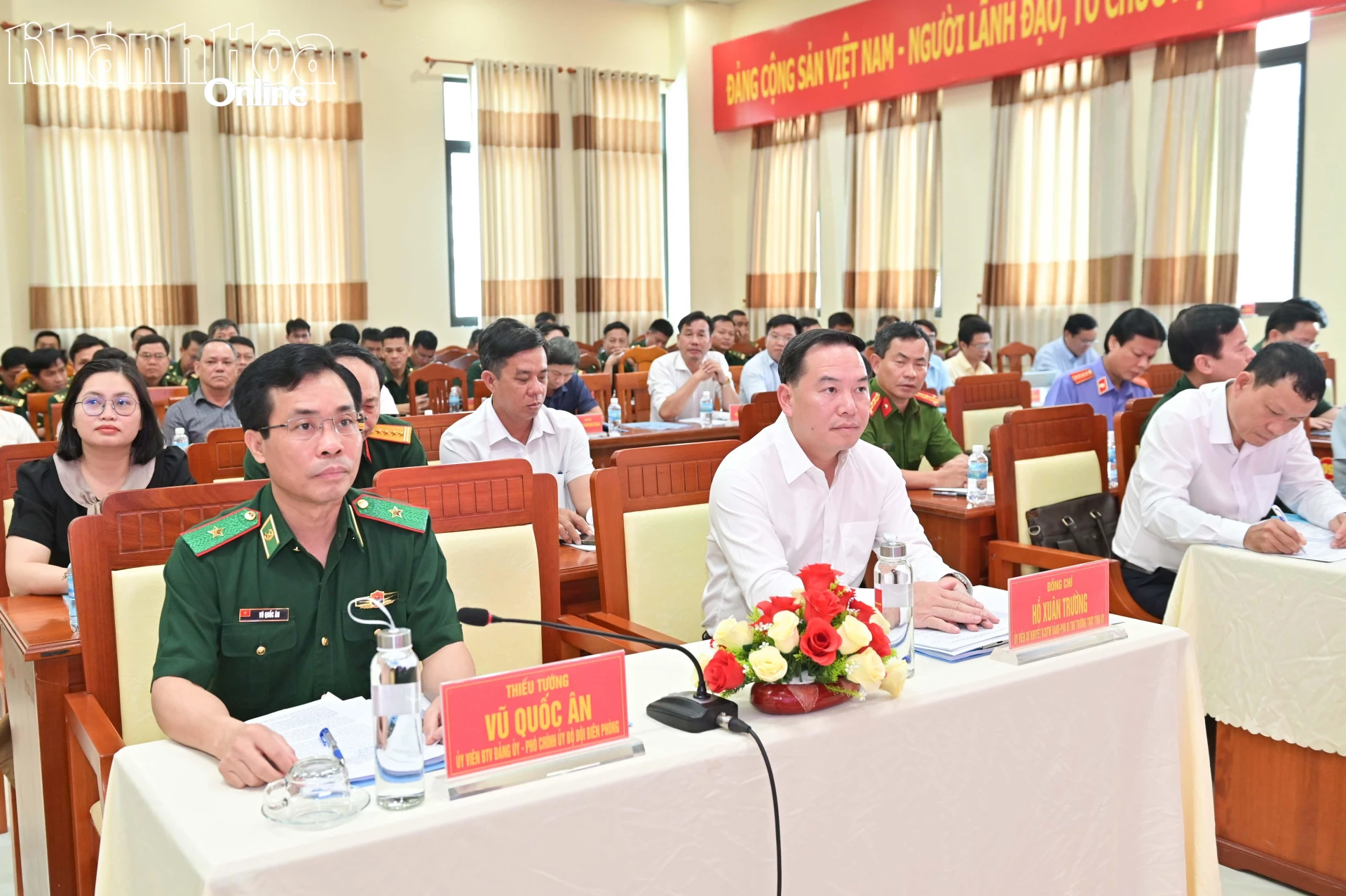 Đồng chí Hồ Xuân Trường và Thiếu tướng Vũ Quốc Ân dự hội nghị.