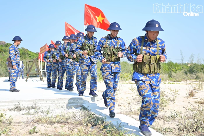 Chiến sĩ Hải quân "vượt nắng, thắng mưa, say sưa luyện tập"