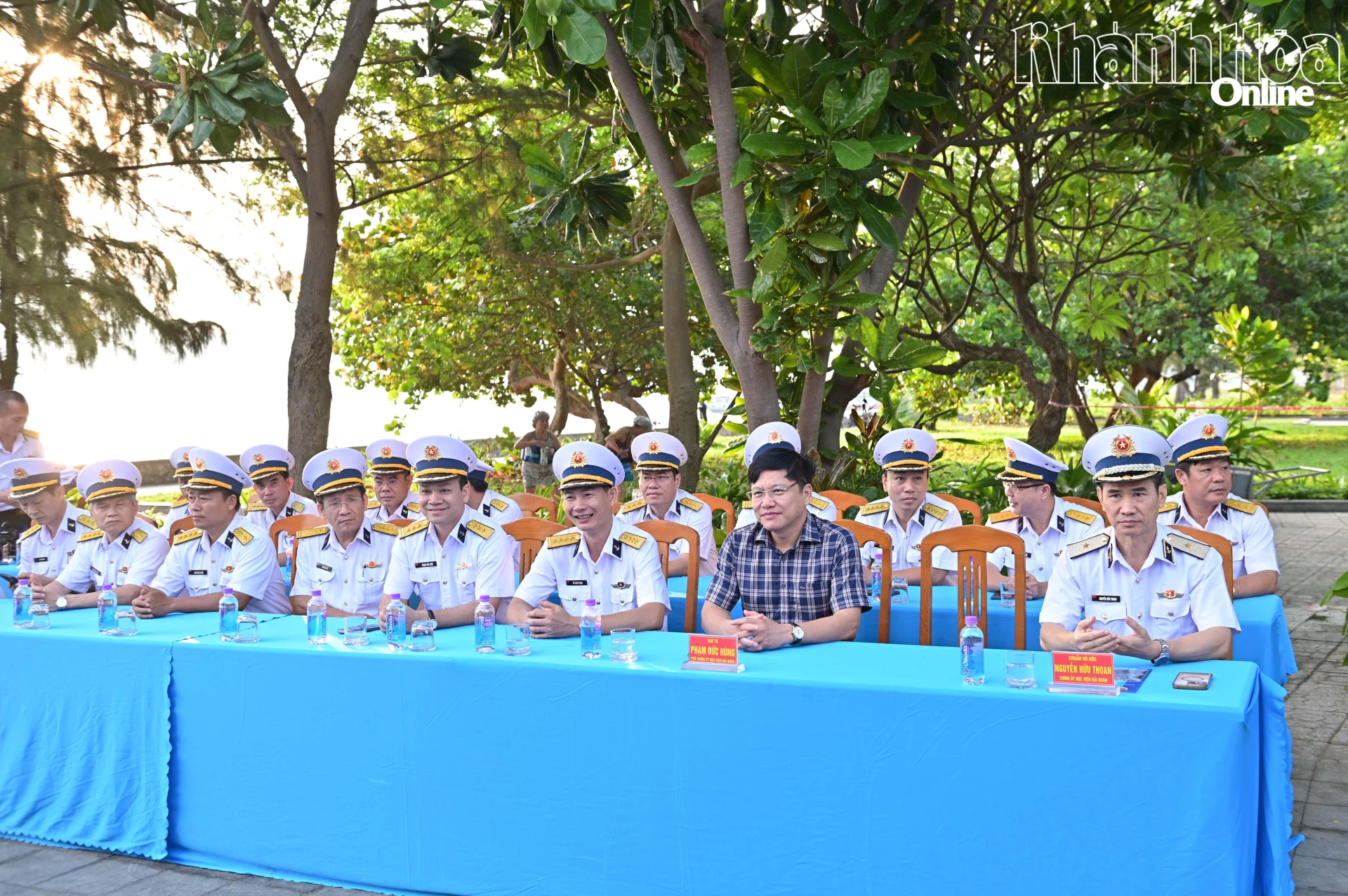 Các đại biểu dự khai mạc giải bơi.