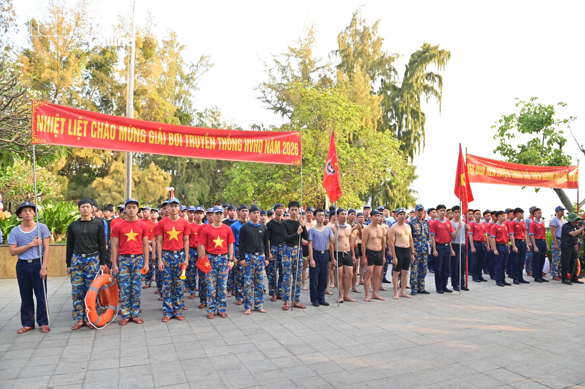 Đông đảo cán bộ, giảng viên, học viên của Học viện Hải quân tham gia giải bơi truyền thống.
