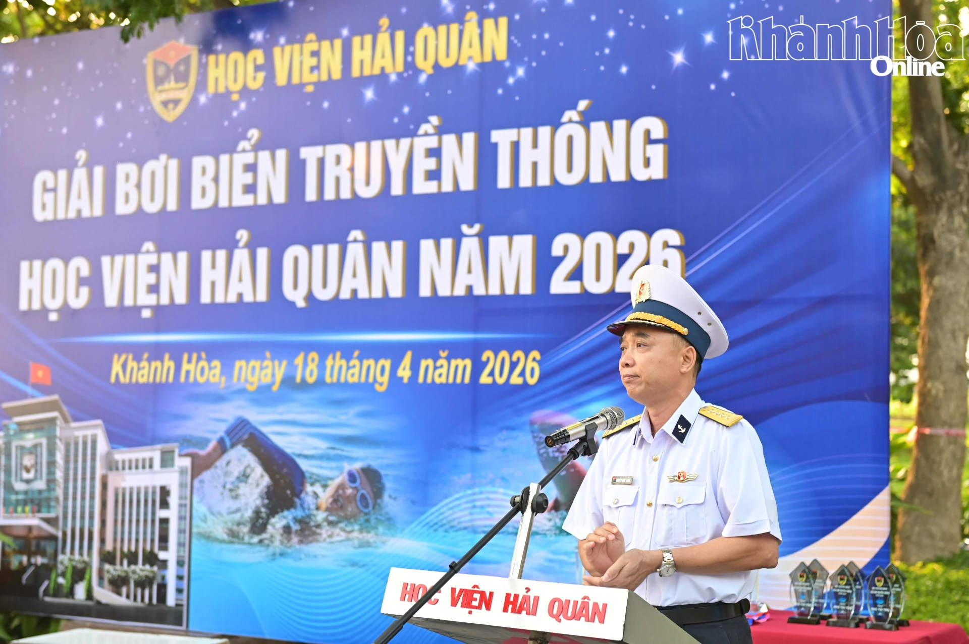 Đại tá Nguyễn Đình Giảng phát biểu khai mạc giải bơi.