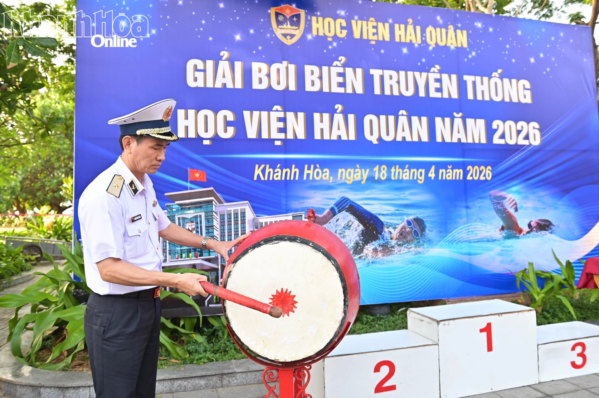 Chuẩn Đô đốc Nguyễn Hữu Thoan đánh trống khai mạc giải bơi.