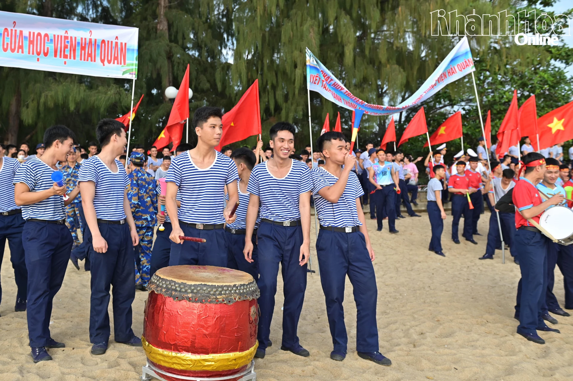 Không khí cổ vũ sôi nổi của các học viên