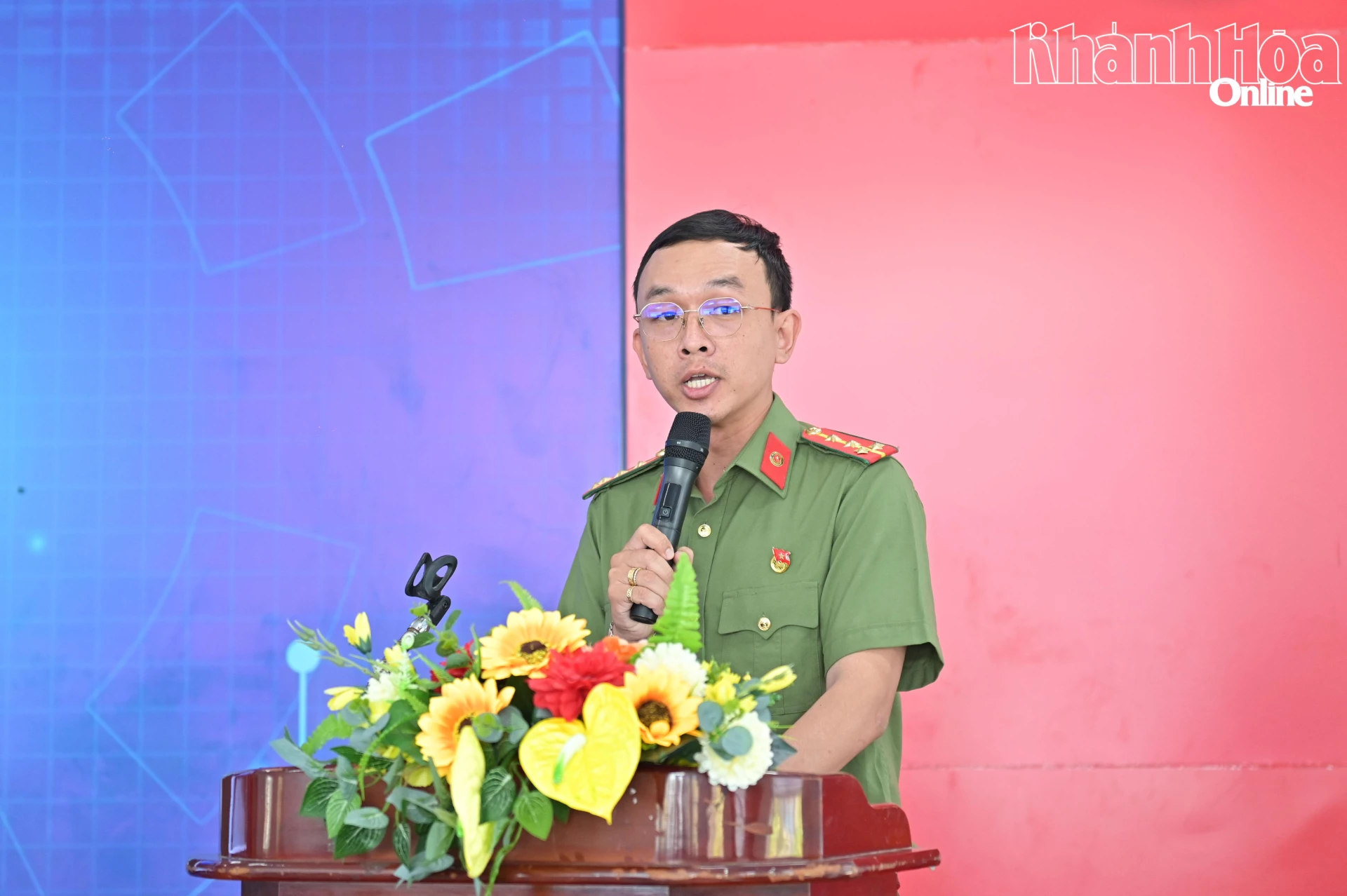 Đại diện Đoàn Thanh niên Công an tỉnh phát biểu tham luận tại hội nghị.