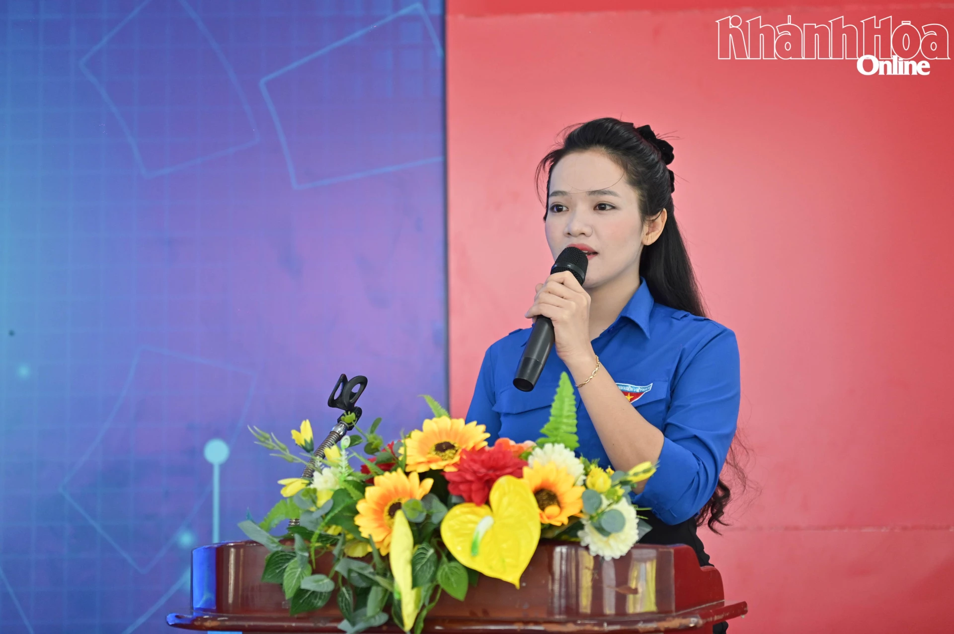 Đại diện Chi đoàn Báo và Phát thanh, Truyền hình Khánh Hòa phát biểu tham luận tại hội nghị.