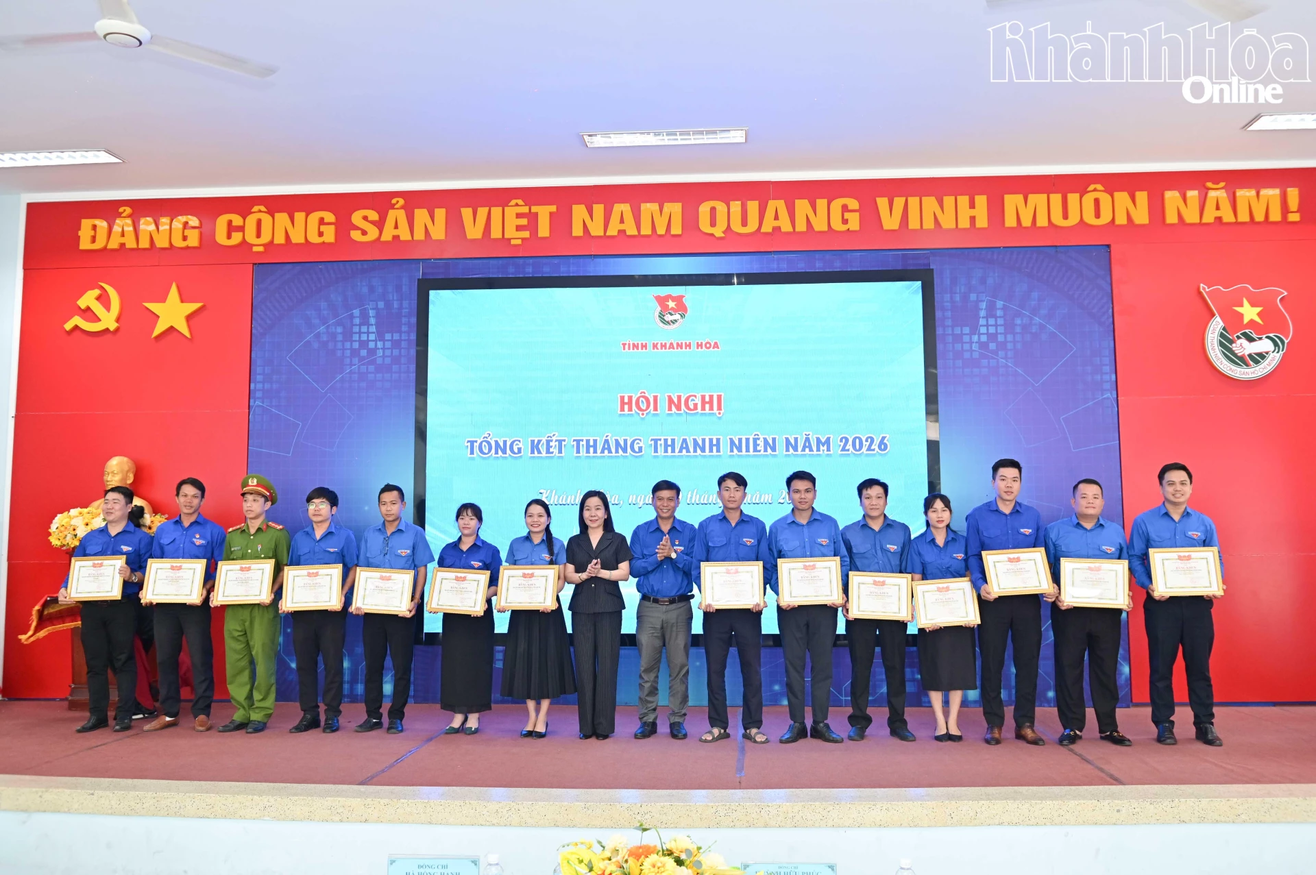 Các đại biểu trao bằng khen của Tỉnh đoàn cho các tập thể có thành tích trong Tháng Thanh niên.