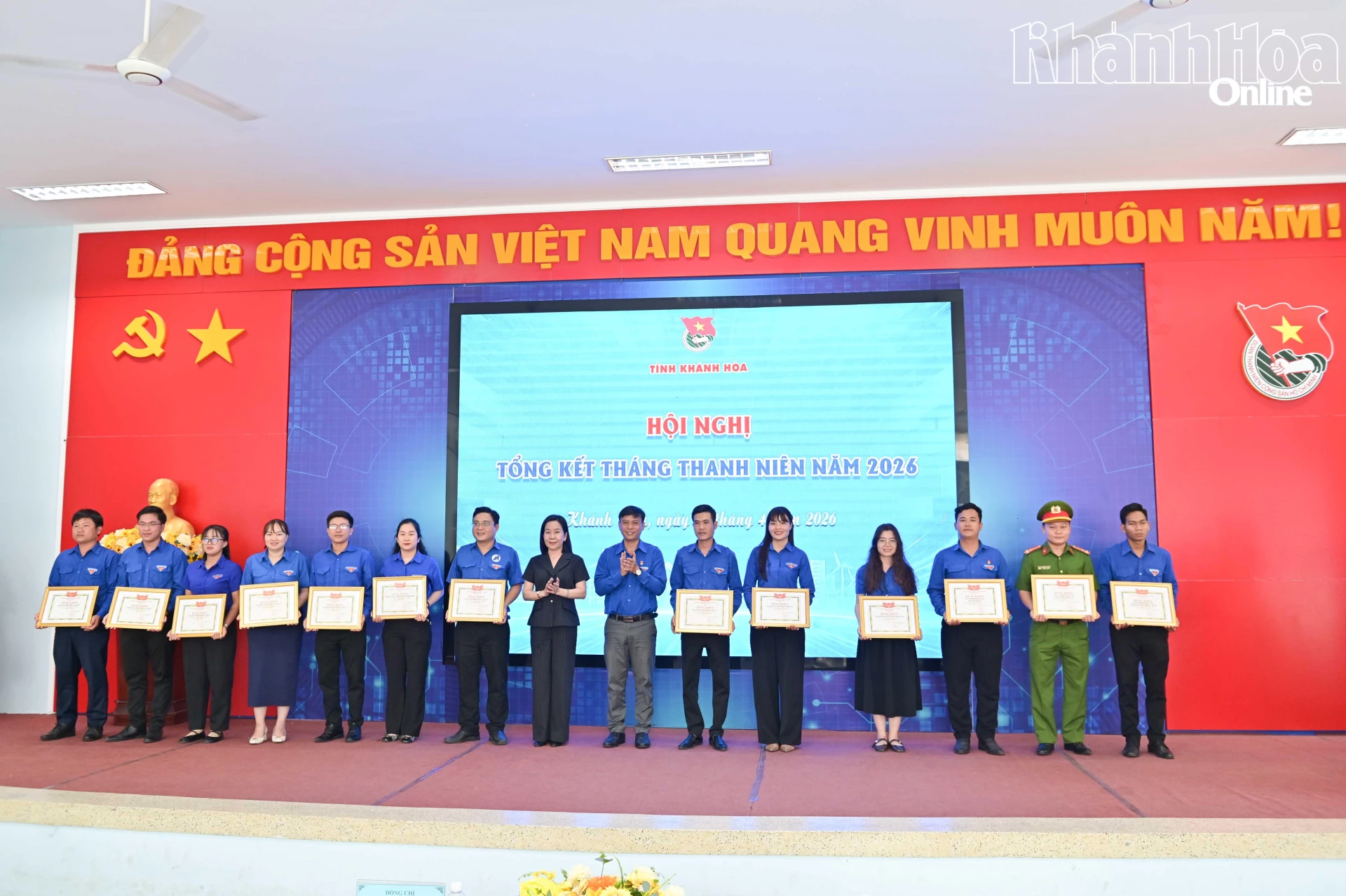 Các đại biểu trao bằng khen của Tỉnh đoàn cho các tập thể có thành tích trong Tháng Thanh niên.