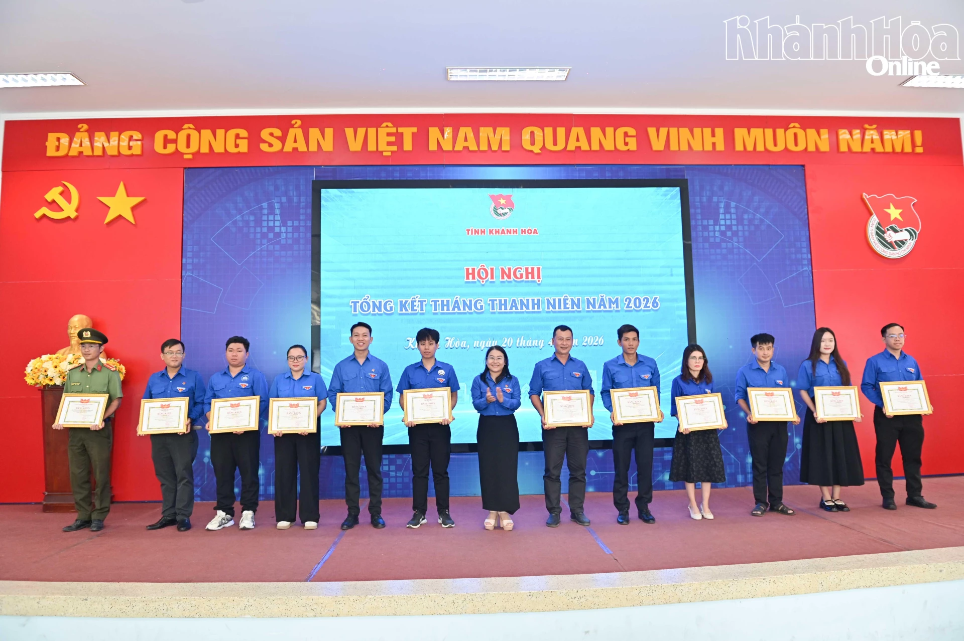 Trao bằng khen của Tỉnh đoàn cho các cá nhân.