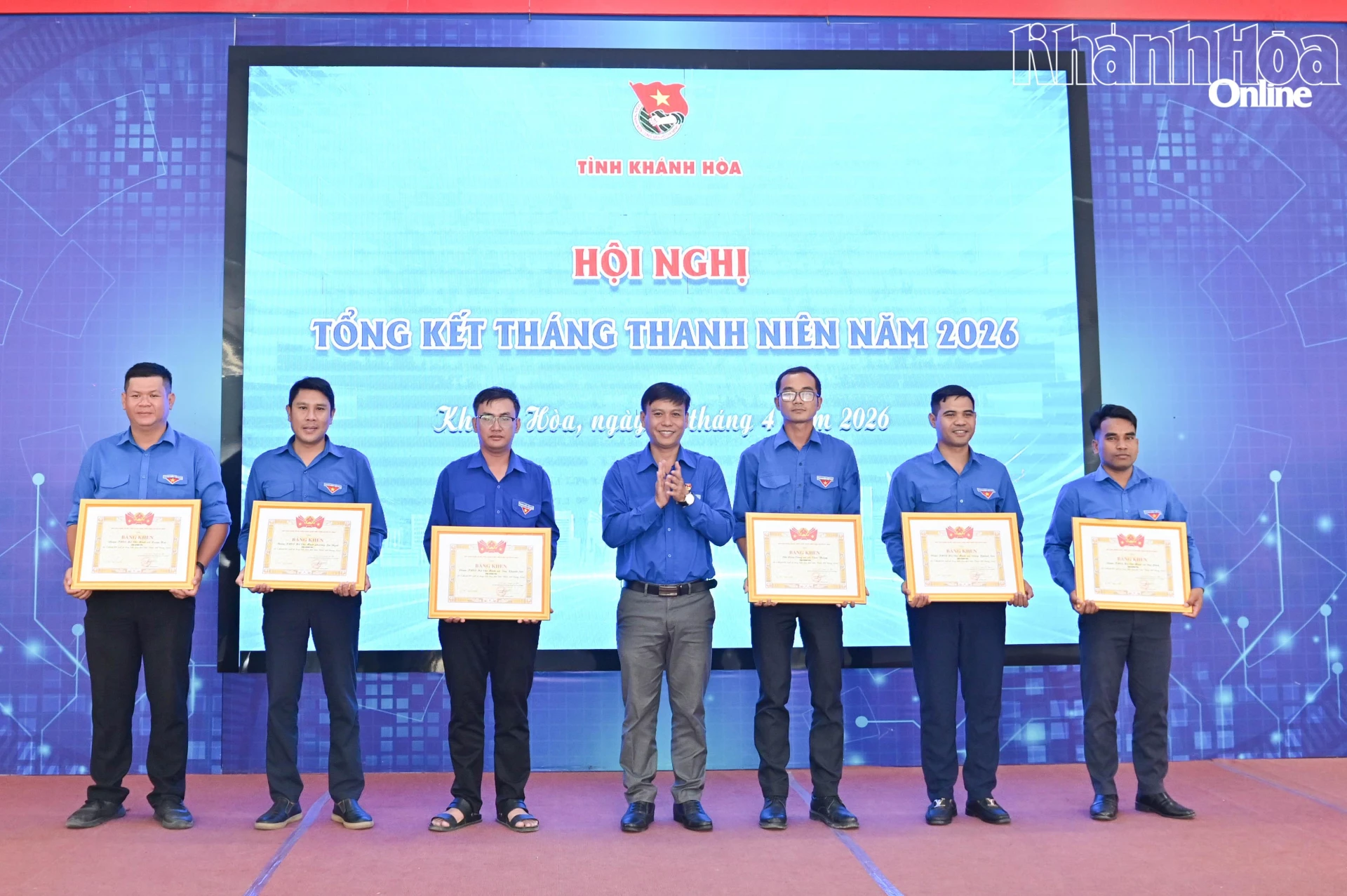 Lãnh đạo Tỉnh đoàn trao bằng khen của Trung ương Đoàn cho các tập thể.