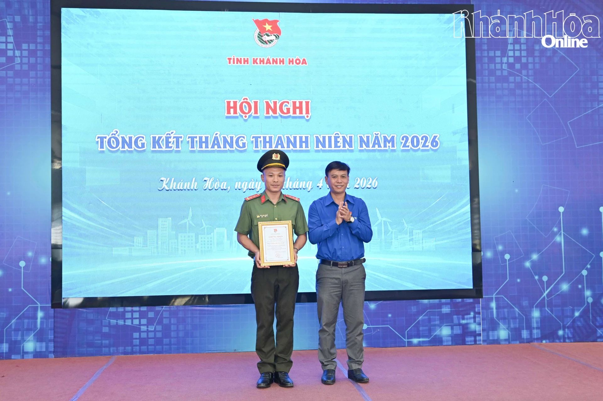 Trao giải cho thí sinh xuất sắc nhất cuộc thi trực tuyến “Vững nghị quyết - Tiên phong hành động”.