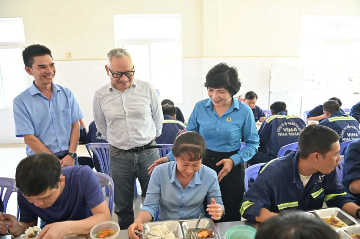 Tổ chức "Bữa cơm công đoàn" tại Công ty Cổ phần Cơ khí Vina Nha Trang