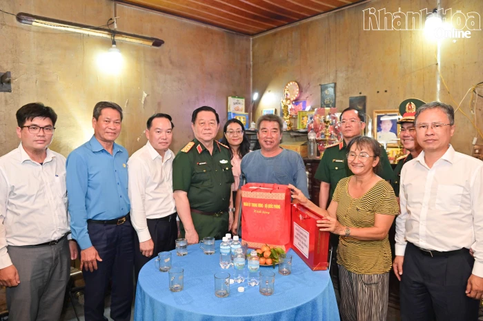 Đại tướng Nguyễn Trọng Nghĩa thăm, tặng quà gia đình chính sách tại Khánh Hòa