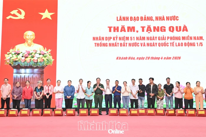 Đại tướng Nguyễn Trọng Nghĩa - Chủ nhiệm Tổng cục Chính trị trao quà cho các gia đình chính sách tỉnh Khánh Hòa