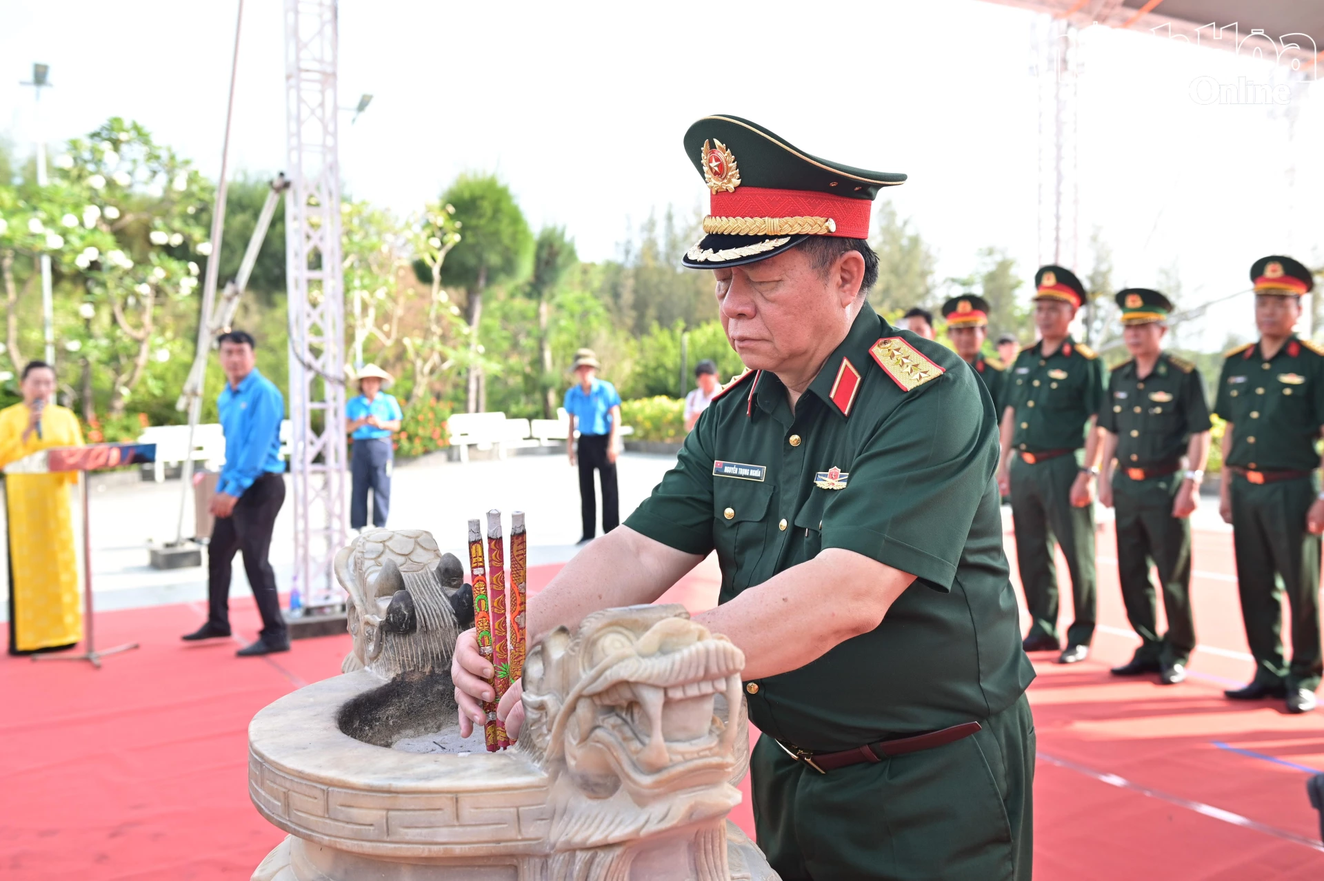 Đại tướng Nguyễn Trọng Nghĩa dâng hương tưởng nhớ các anh hùng, liệt sĩ tại Khu tưởng niệm chiến sĩ Gạc Ma.