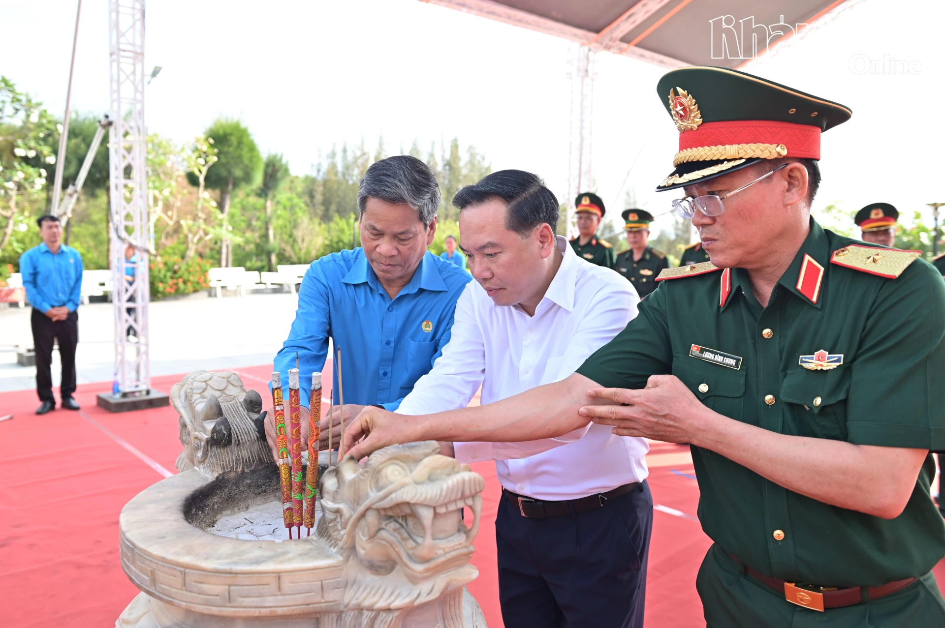 Đồng chí Hồ Xuân Trường cùng các đồng chí lãnh đạo dâng hương