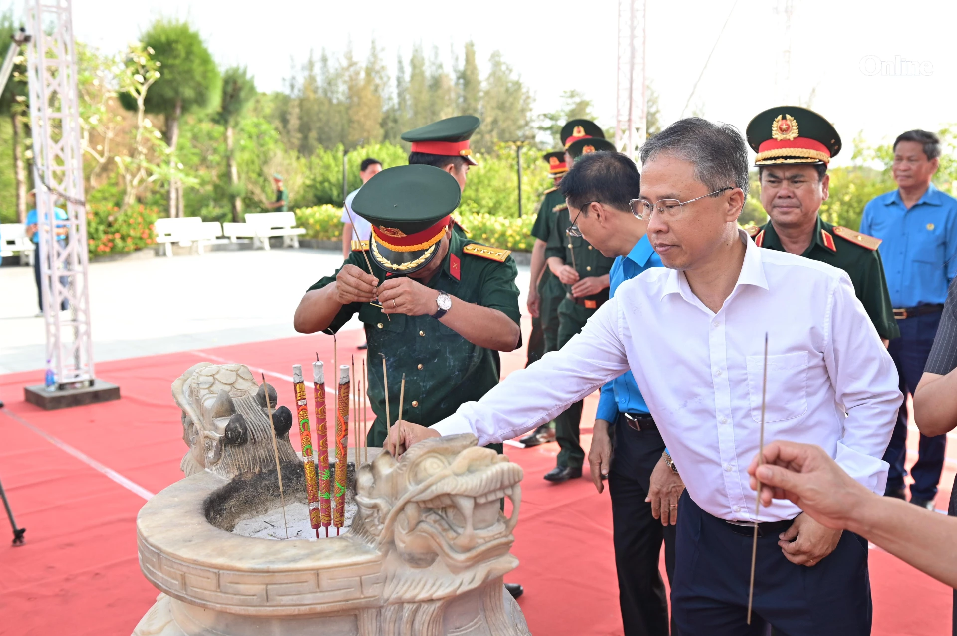 Đồng chí Trần Hòa Nam dâng hương.