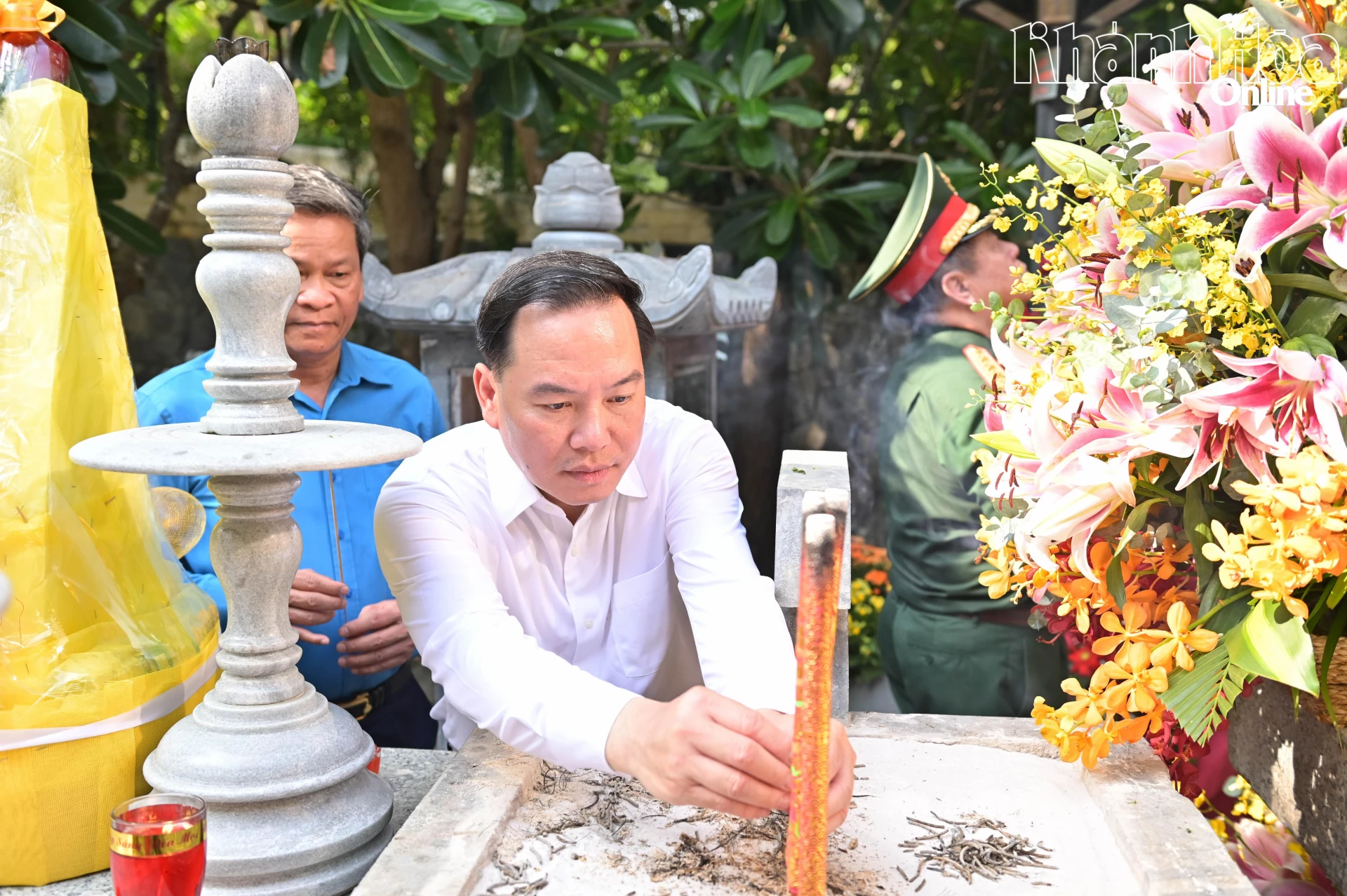 Đồng chí Hồ Xuân Trường thắp hương tại khu Mộ gió.