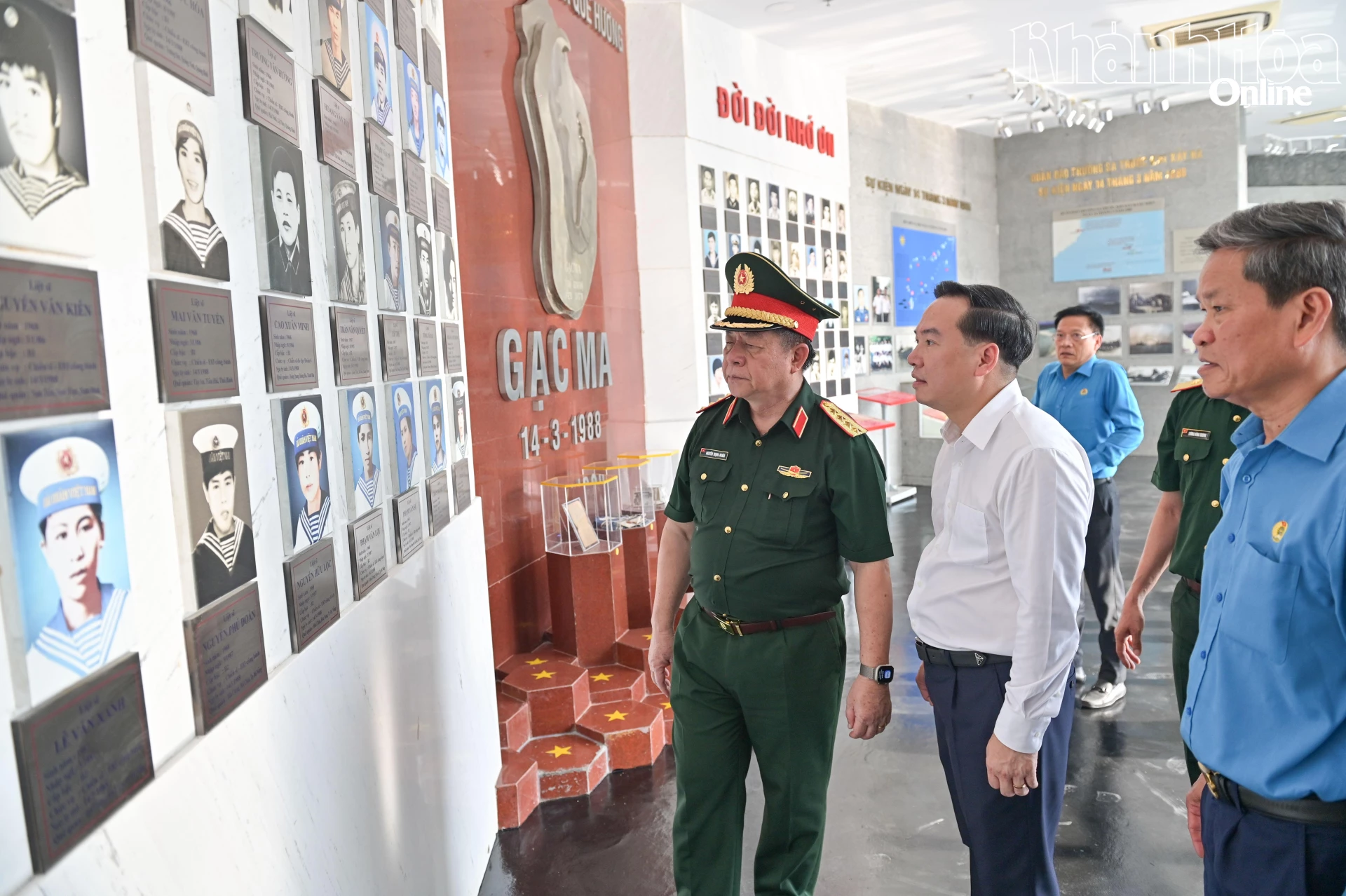 Các đồng chí lãnh đạo tham quan nơi trưng bày các hiện vật gắn với cuộc đời các chiến sĩ Gạc Ma. 