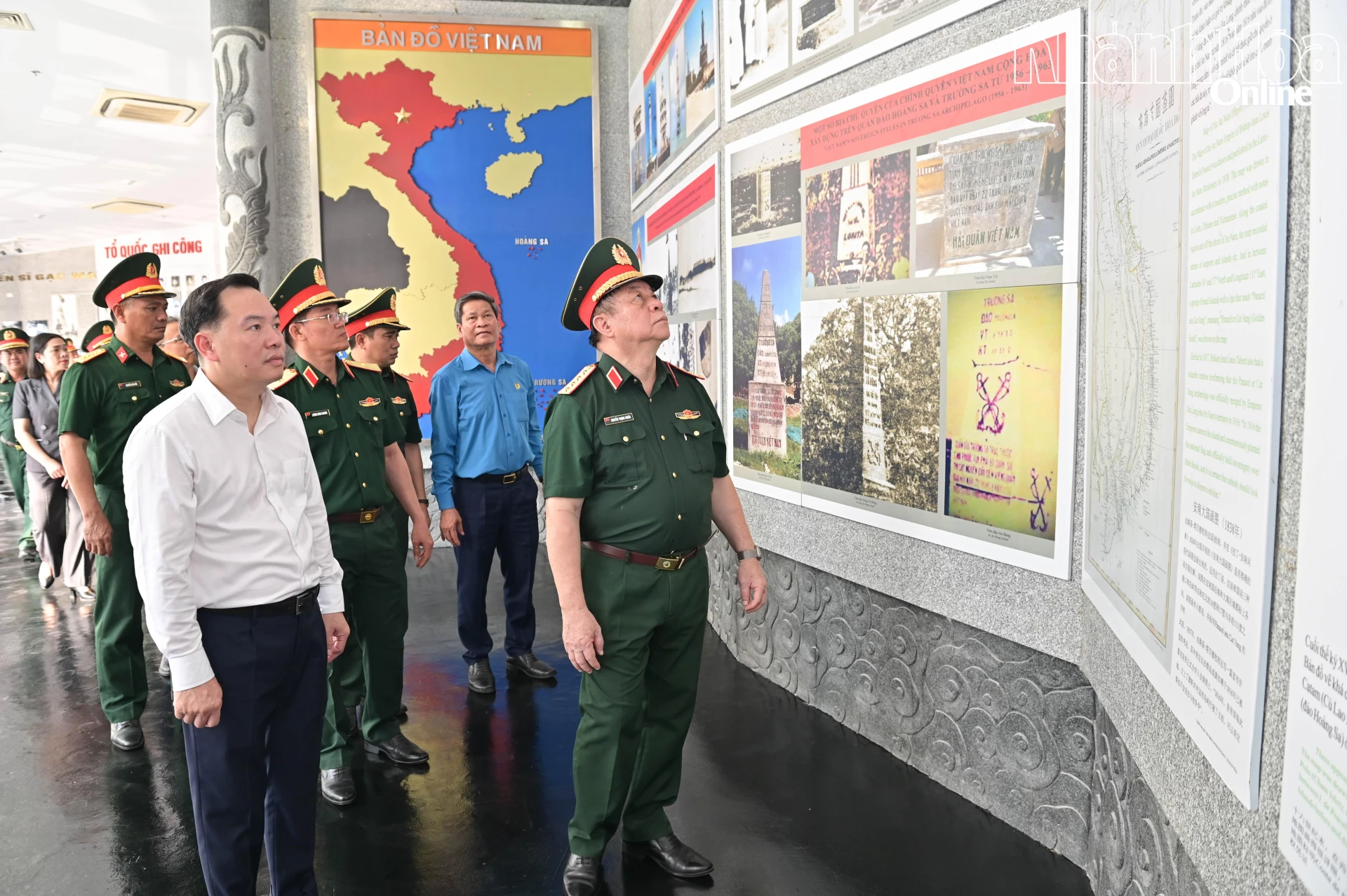 Các đồng chí lãnh đạo tham quan nơi trưng bày các hiện vật gắn với cuộc đời các chiến sĩ Gạc Ma. 