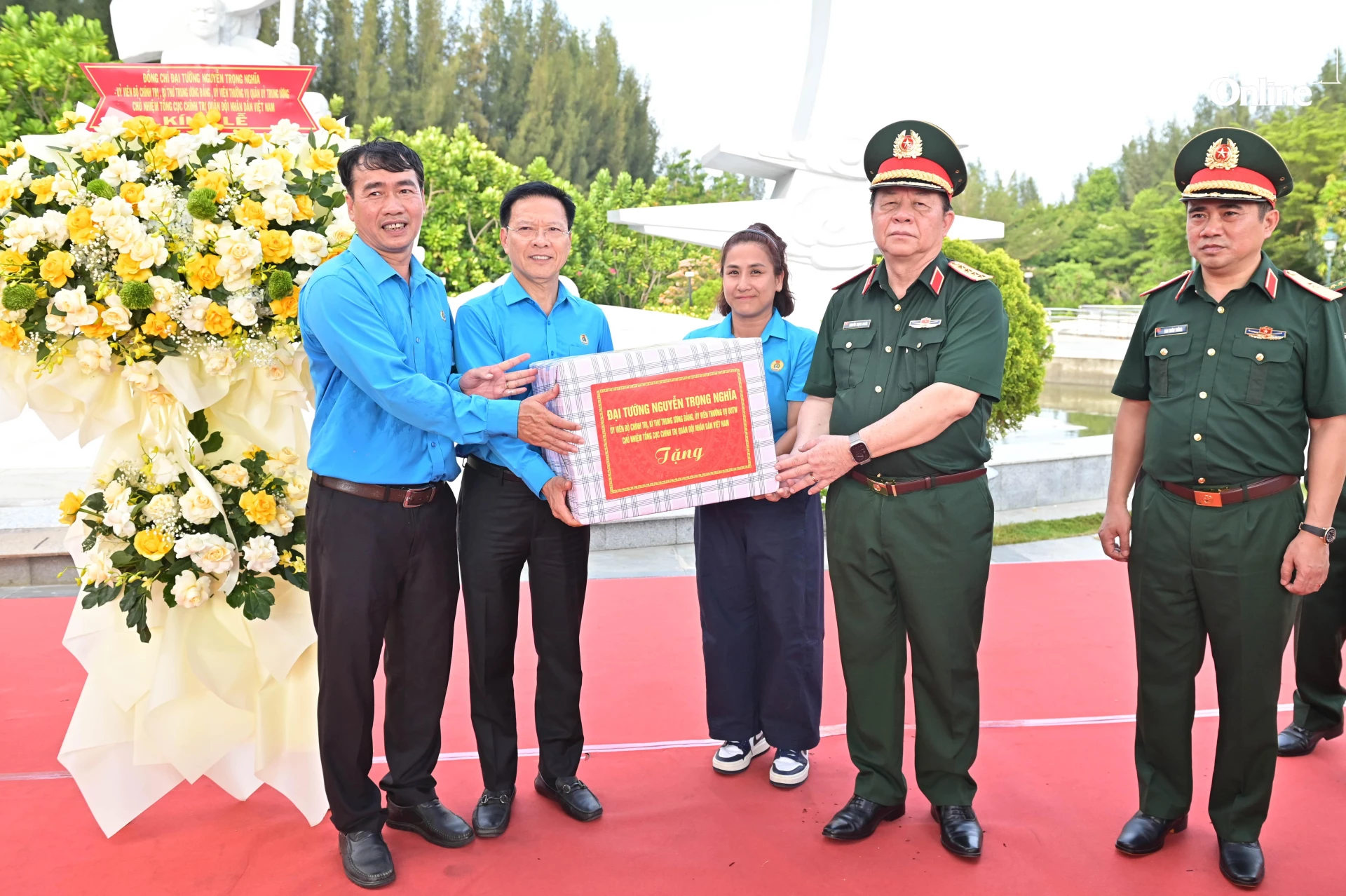 Đại tướng Nguyễn Trọng Nghĩa tặng quà cho cán bộ, người lao động tại Khu tưởng niệm chiến sĩ Gạc Ma.