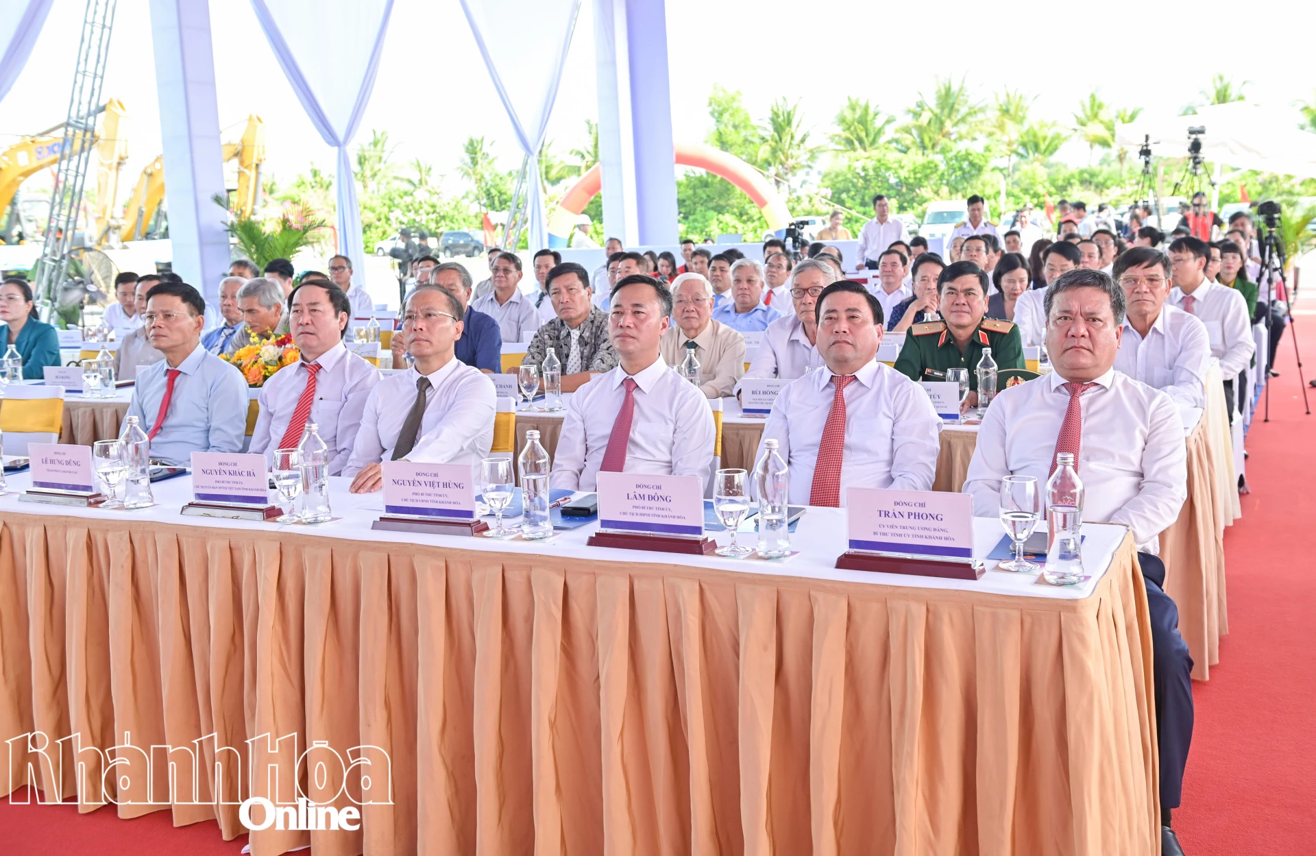 Các đồng chí lãnh đạo tham dự Lễ khởi công công trình Bảo tàng Trường Sa.