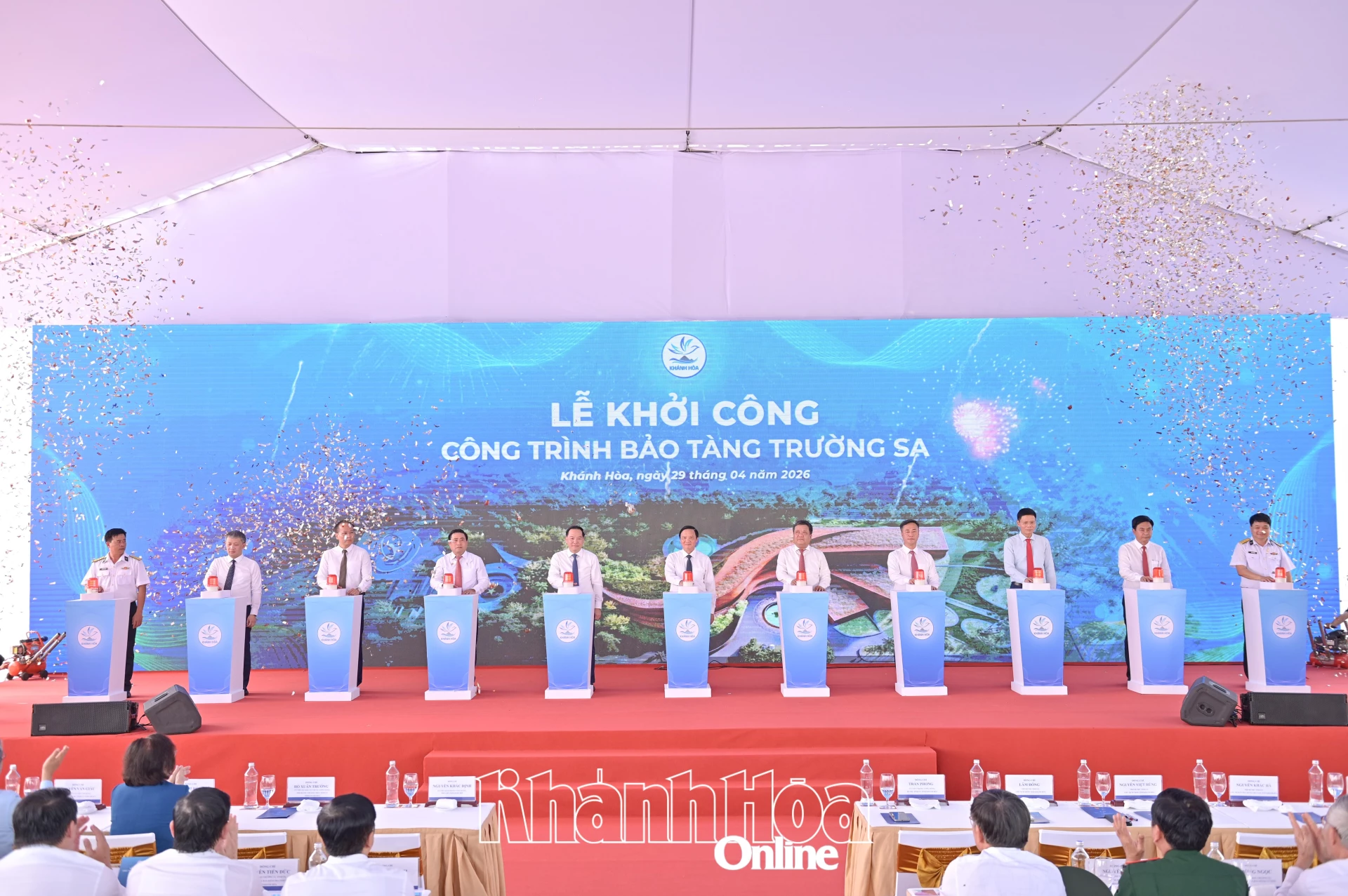 Các đồng chí lãnh đạo thực hiện nghi thức bấm nút khởi công công trình Bảo tàng Trường Sa.