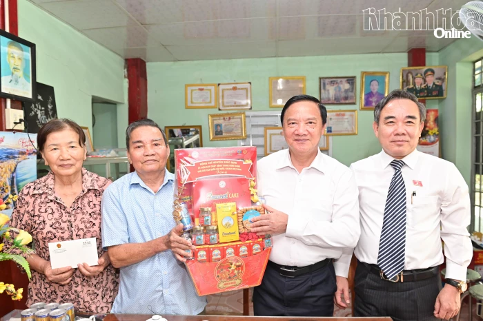 Phó Chủ tịch Quốc hội Nguyễn Khắc Định thăm, tặng quà các gia đình chính sách tại Khánh Hòa