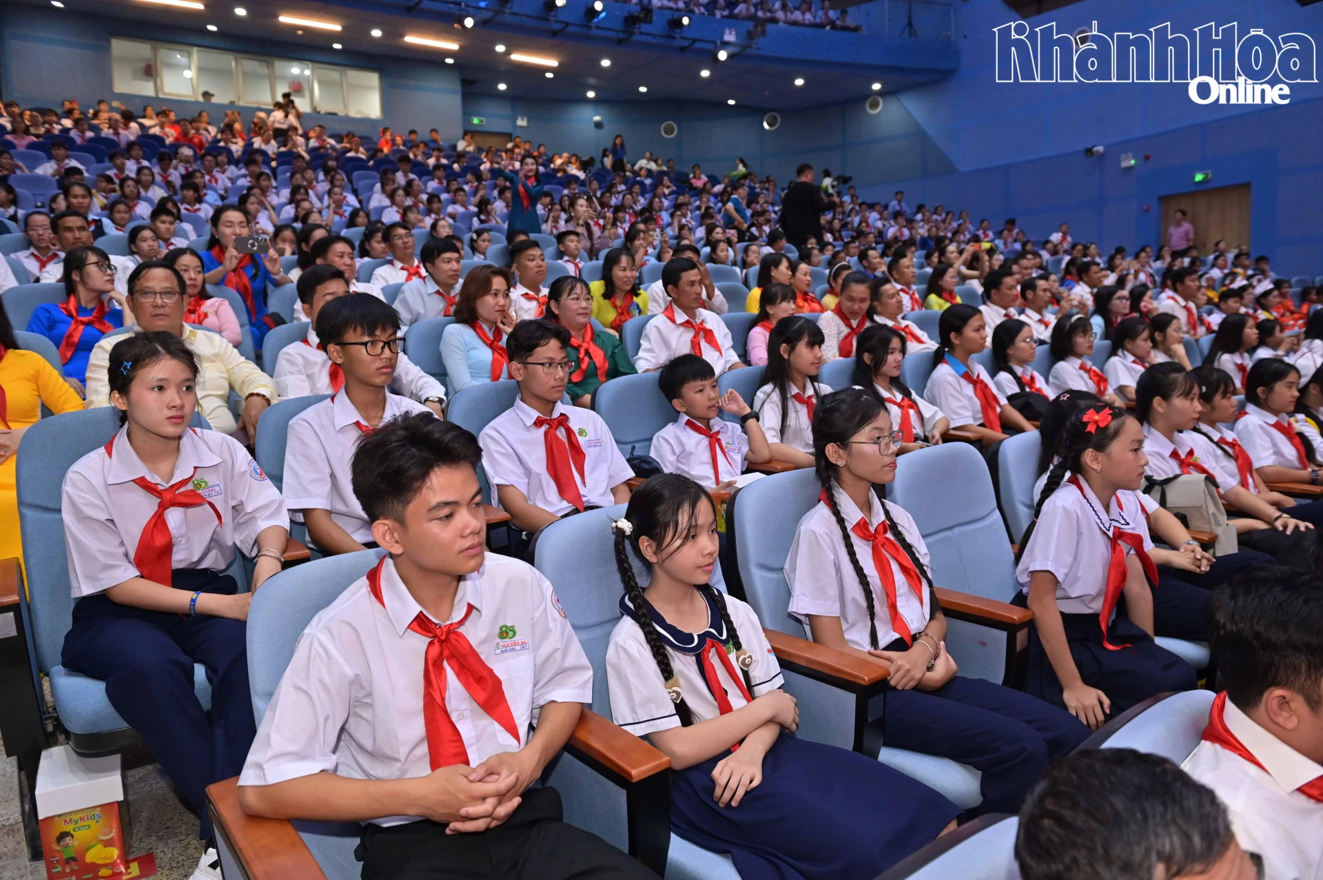 Đông đảo đội viên, nhi đồng dự lễ kỷ niệm.