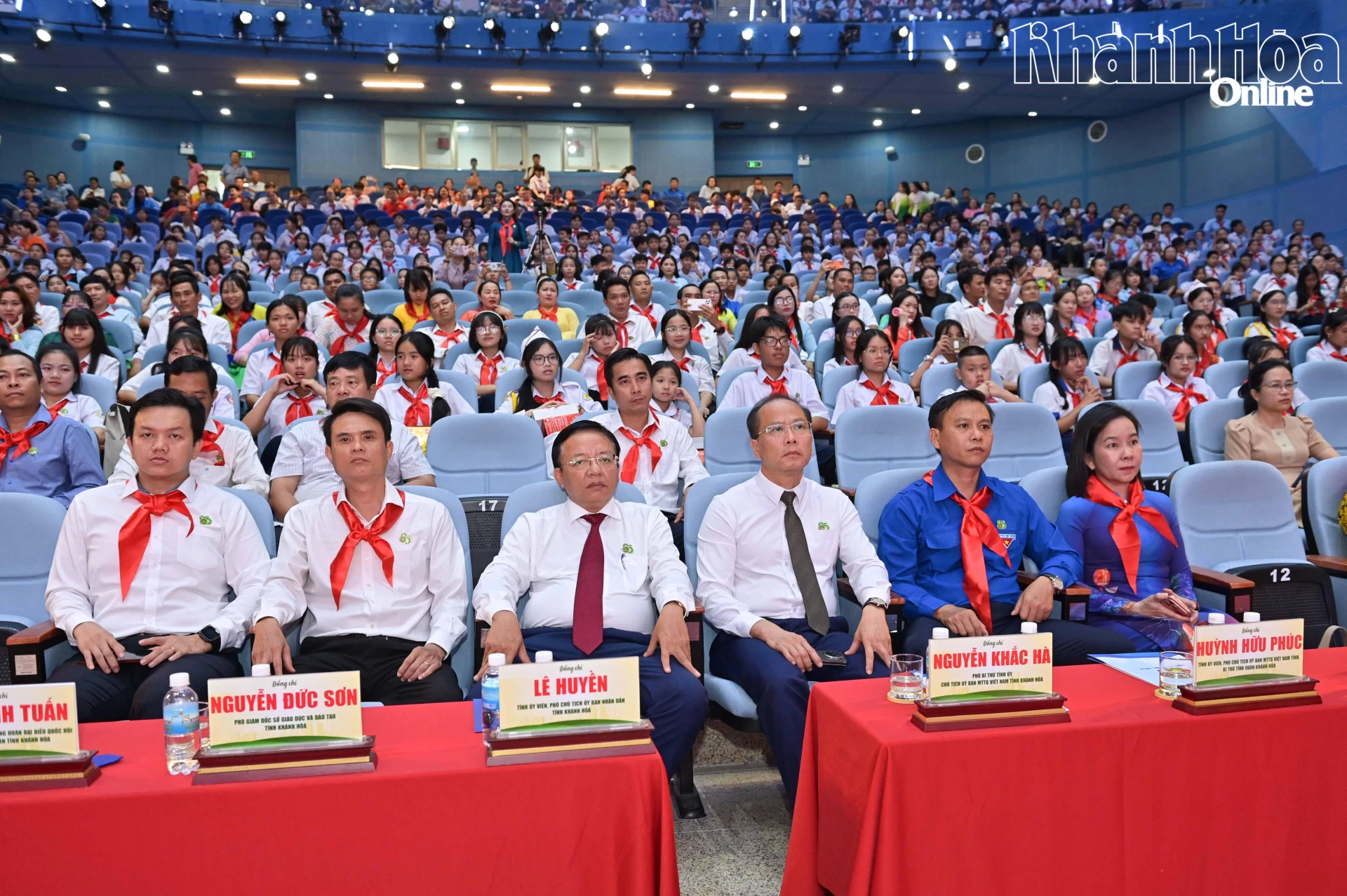 Đồng chí Nguyễn Khắc Hà, đồng chí Lê Huyền cùng các đại biểu dự lễ.