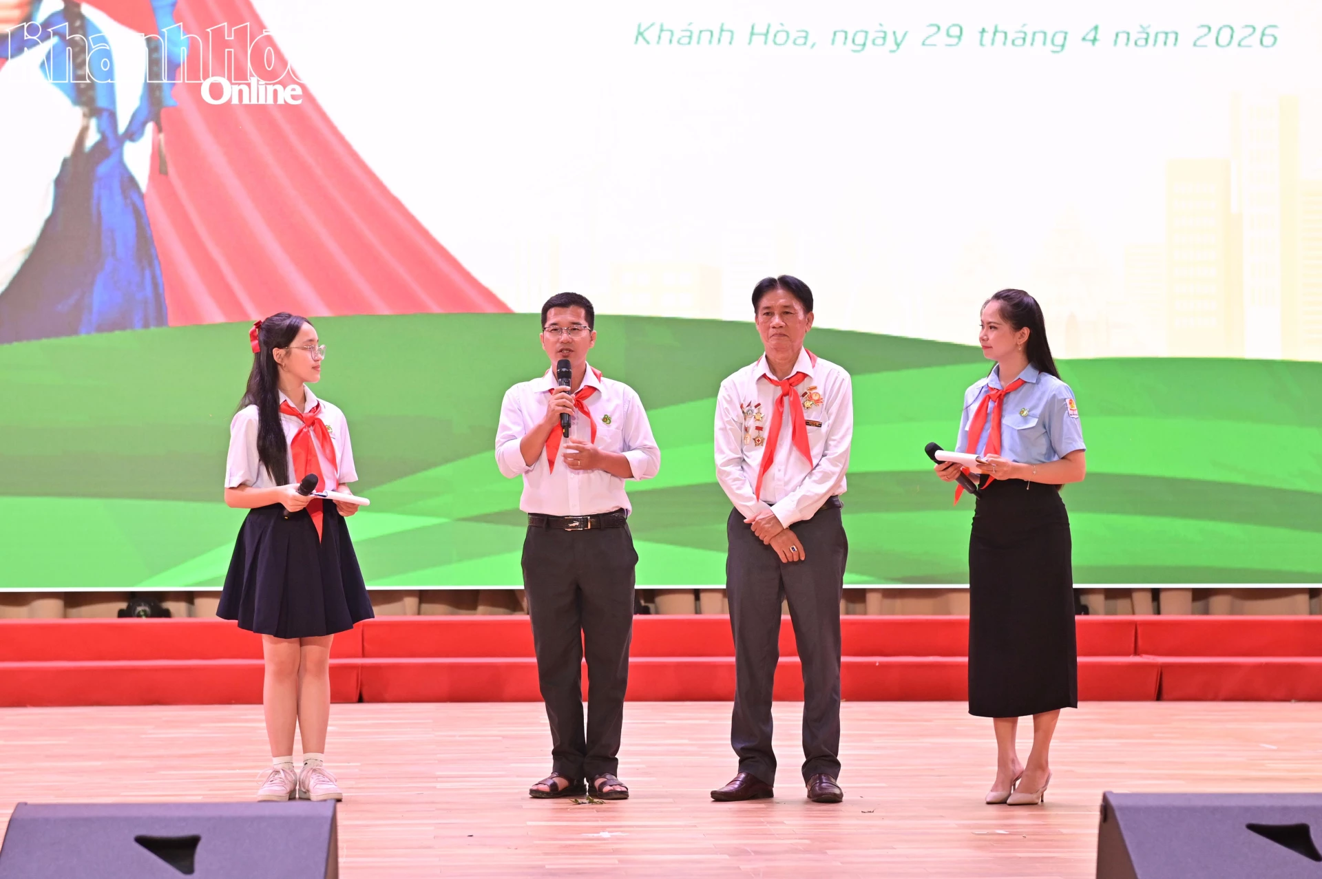 Chương trình giao lưu với các giáo viên tổng phụ trách đội tiêu biểu.