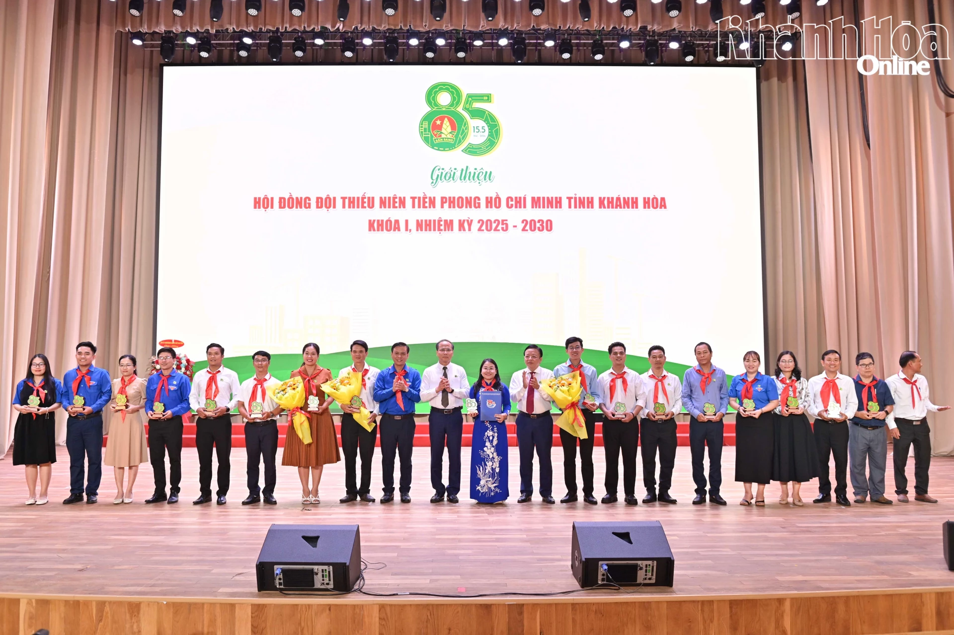 Lãnh đạo tỉnh tặng hoa chúc mừng Hội đồng Đội tỉnh Khánh Hòa khóa I, nhiệm kỳ 2025 - 2030.