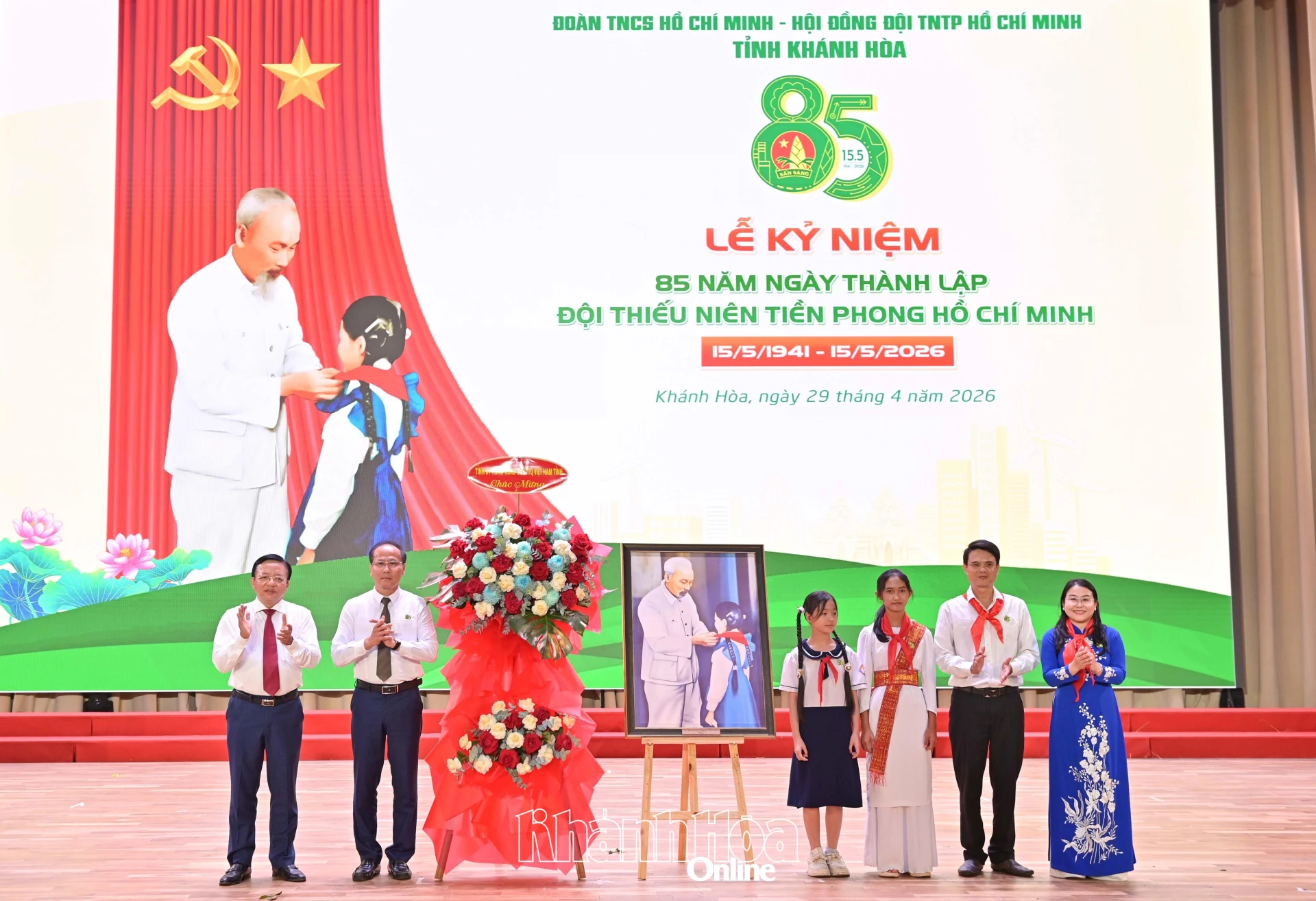 Lãnh đạo tỉnh tặng hoa và quà của Tỉnh ủy, HĐND, UBND, Ủy ban MTTQ Việt Nam tỉnh cho Hội đồng Đội tỉnh.