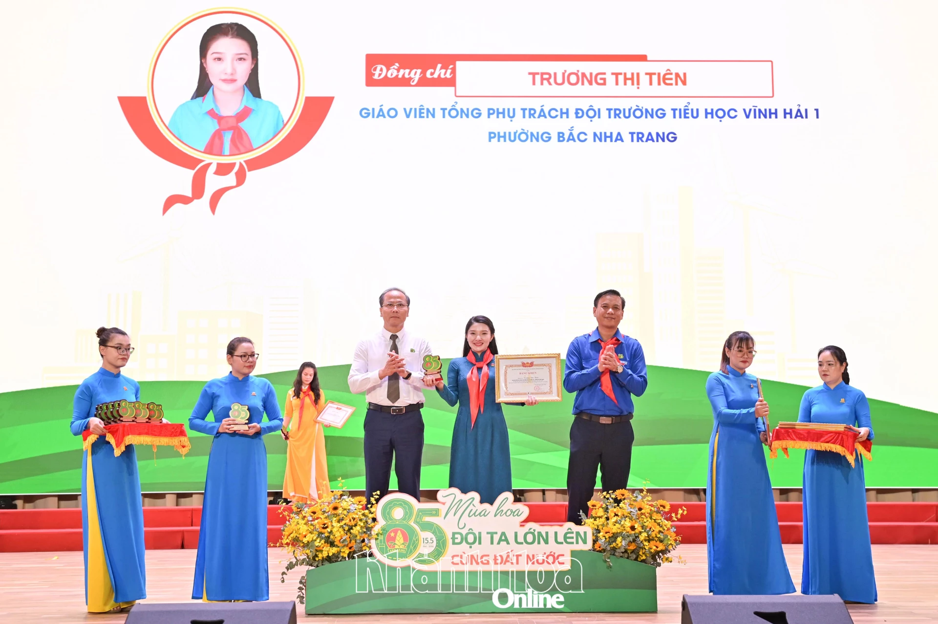 Đồng chí Nguyễn Khắc Hà và lãnh đạo Tỉnh đoàn tuyên dương giáo viên tổng phụ trách đội tiêu biểu.