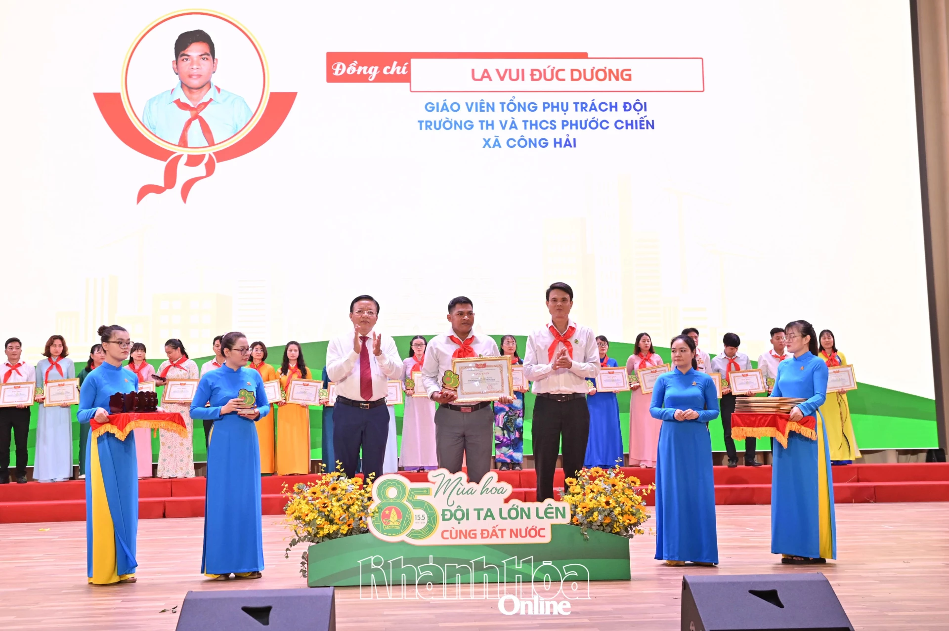 Đồng chí Lê Huyền cùng lãnh đạo Sở Giáo dục và Đào tạo tuyên dương giáo viên tổng phụ trách đội tiêu biểu.