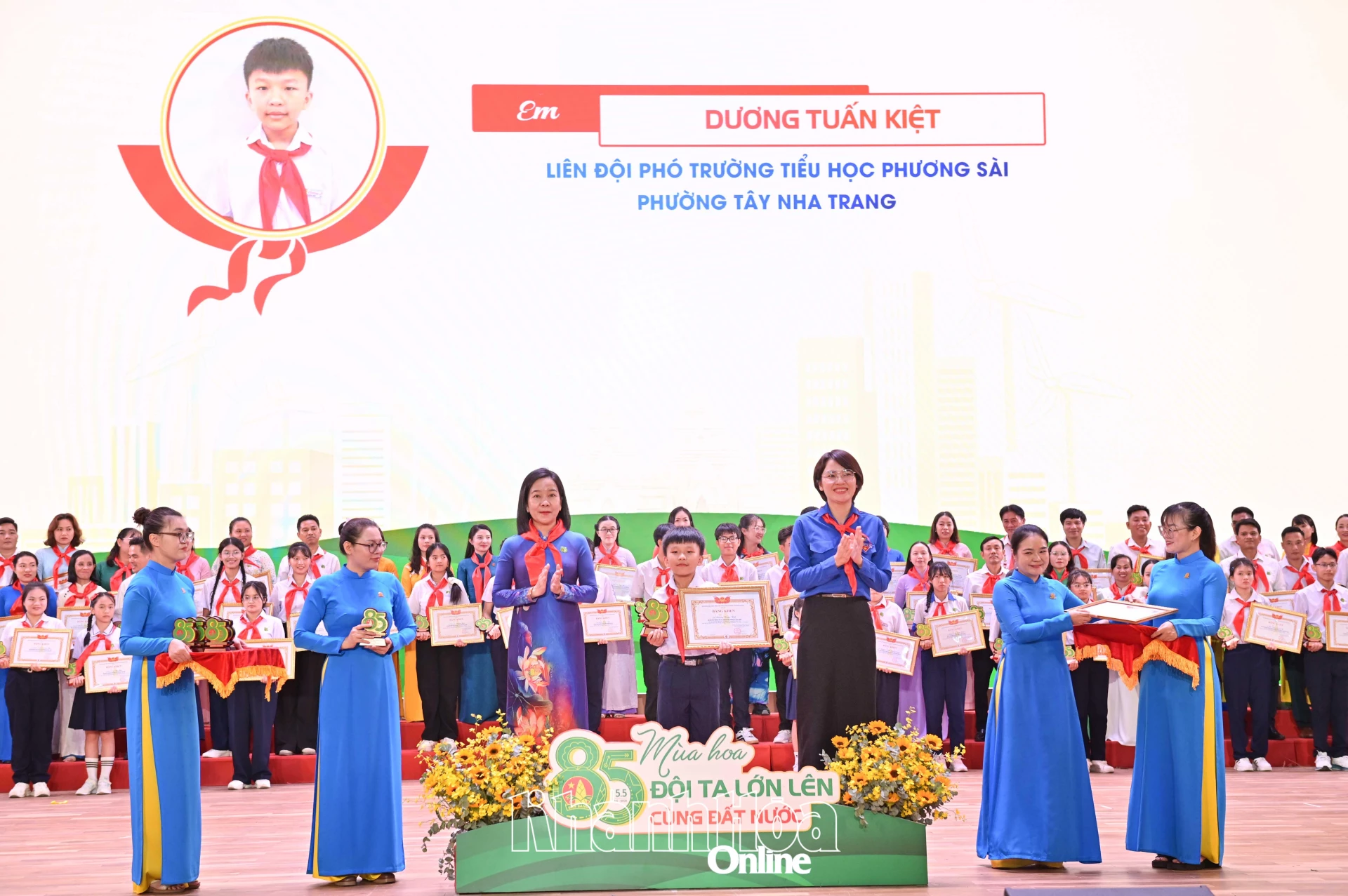 Các đại biểu tuyên dương đội viên tiêu biểu.