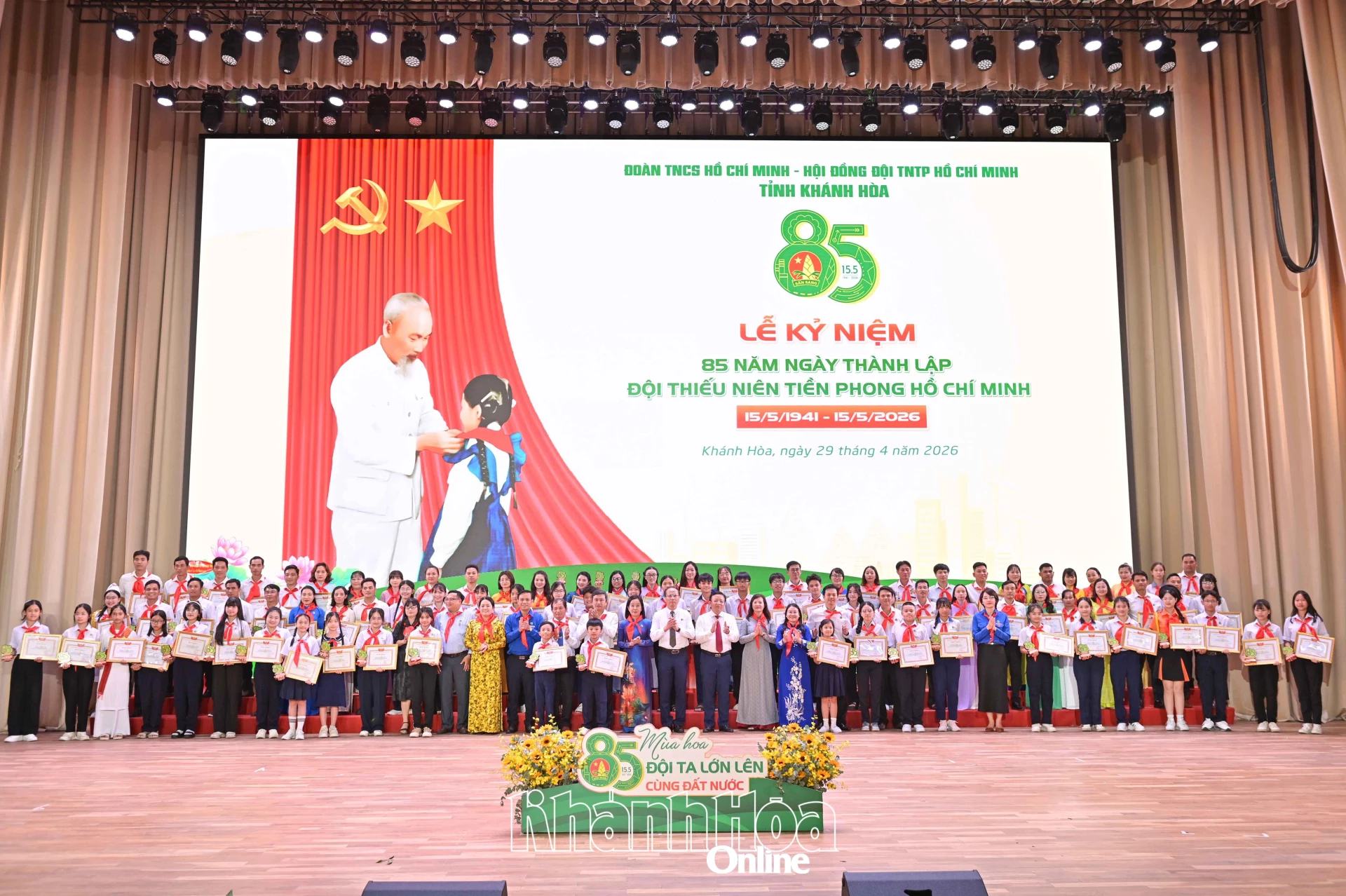 Các đồng chí lãnh đạo và đại biểu tuyên dương cán bộ, giáo viên phụ trách đội và đội viên tiêu biểu.