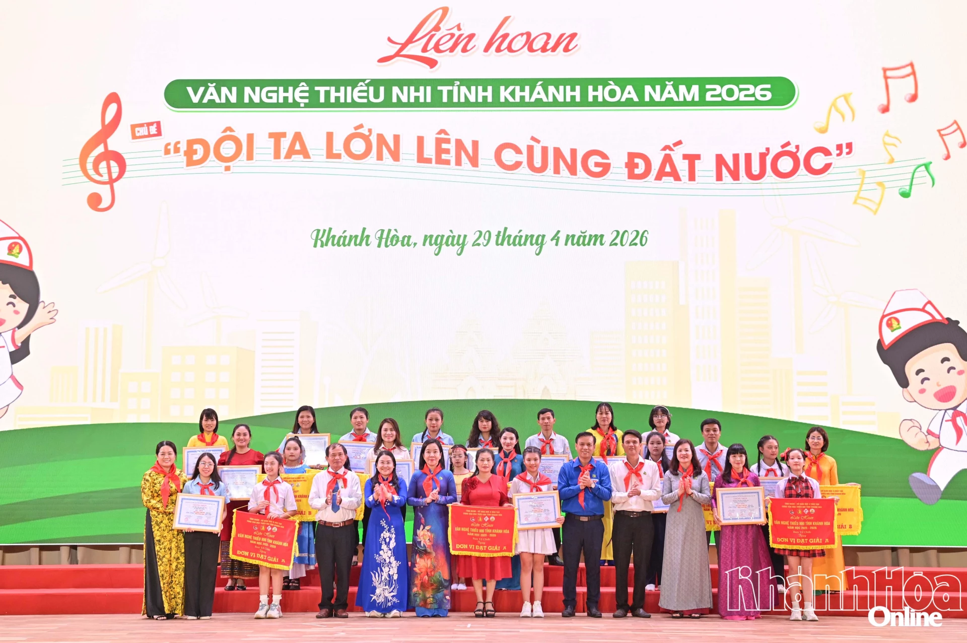 Các đại biểu trao thưởng cho các đội văn nghệ xuất sắc tại Liên hoan Văn nghệ Thiếu nhi tỉnh Khánh Hòa năm học 2025 - 2026.