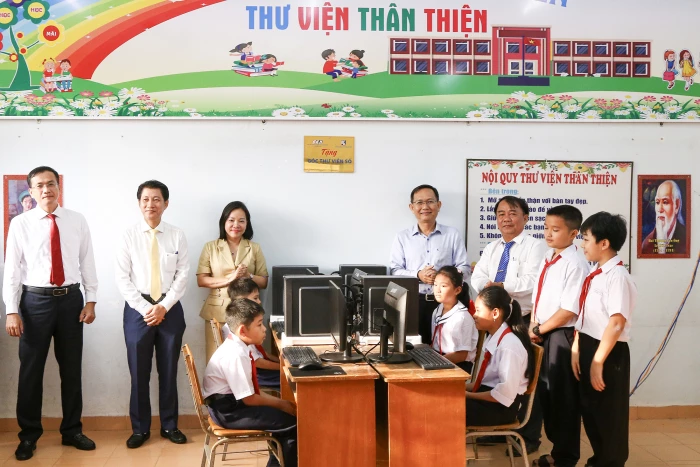 Nhân Ngày sách và Văn hóa đọc Việt Nam (21-4), Ngày Sách và Bản quyền thế giới (23-4): Chương trình "Tủ sách lớp em": Hành trình gieo mầm tri thức