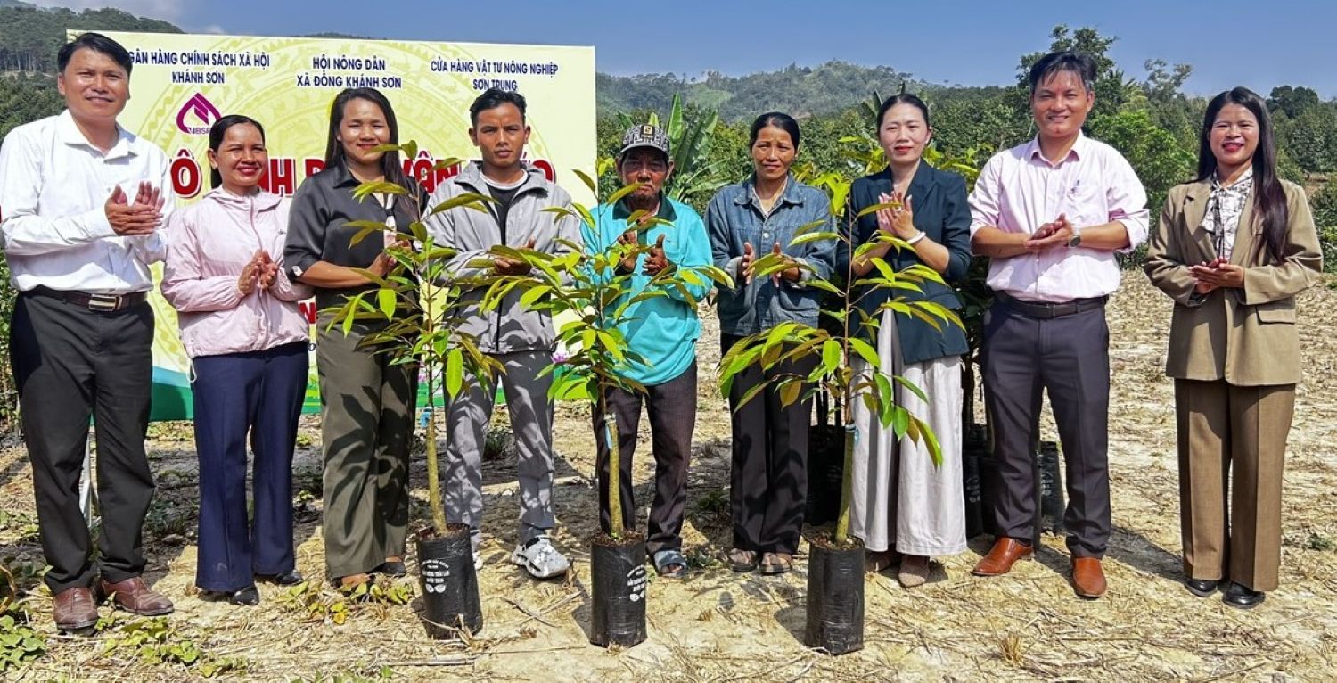 Ban tổ chức trao hỗ trợ cây ăn quả sinh kế cho hội viên nông dân có hoàn cảnh khó khăn.