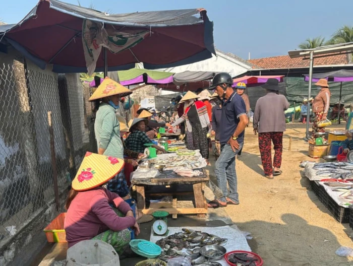 Xã Vạn Thắng xử lý các hành vi lấn chiếm lòng, lề đường