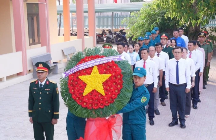 Xã Vạn Thắng dâng hương, dâng hoa viếng Đài tưởng niệm liệt sĩ xã 