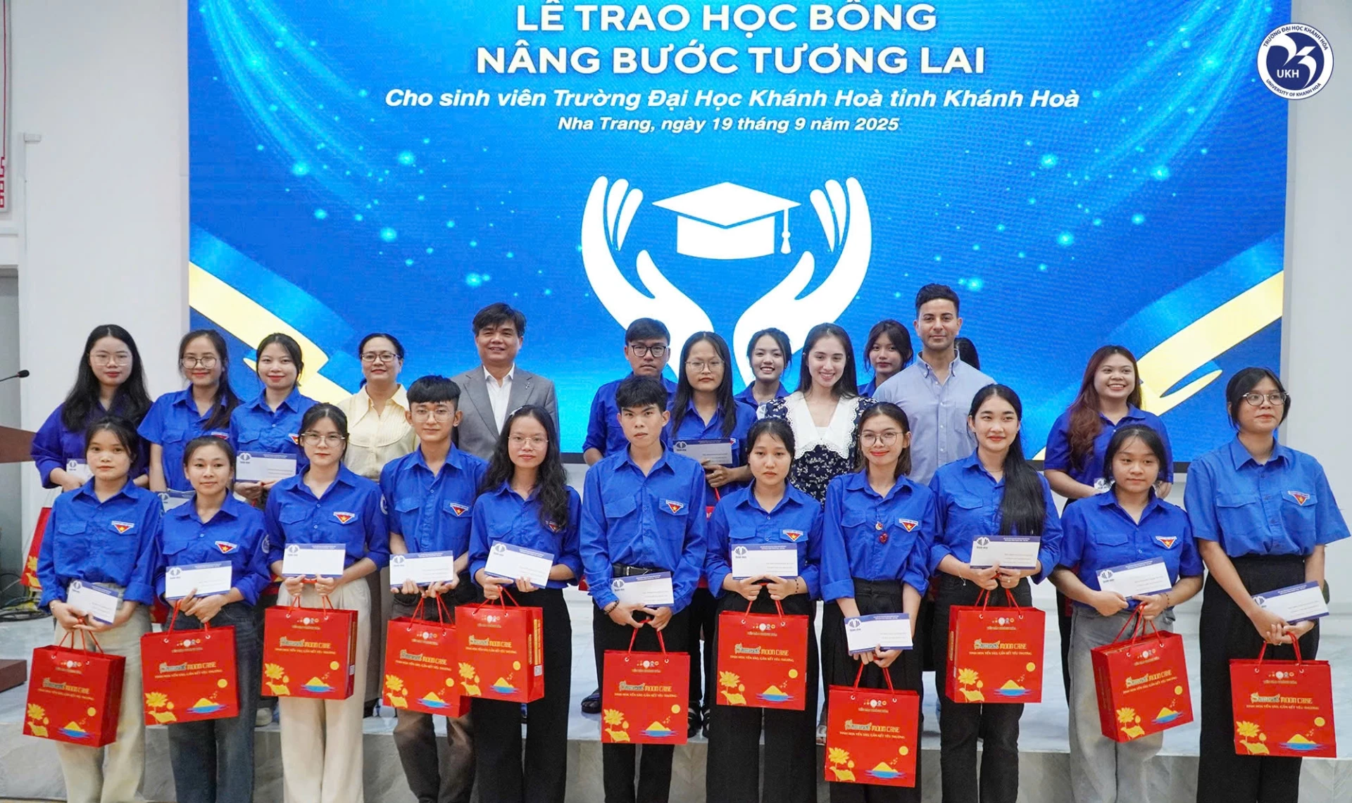 Trường Đại học Khánh Hòa trao học bổng cho sinh viên trong năm học 2025-2026.