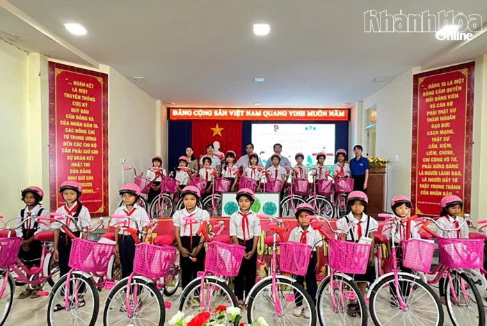 Trao 20 xe đạp cho học sinh có hoàn cảnh khó khăn xã Suối Dầu