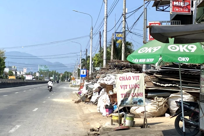 Vựa phế liệu lấn chiếm lề đường quốc lộ để buôn bán