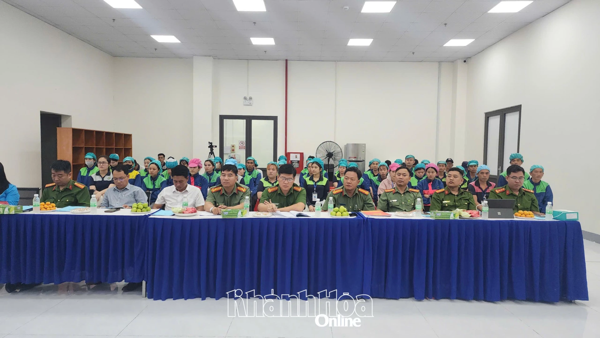 Các đại biểu tham dự lễ.