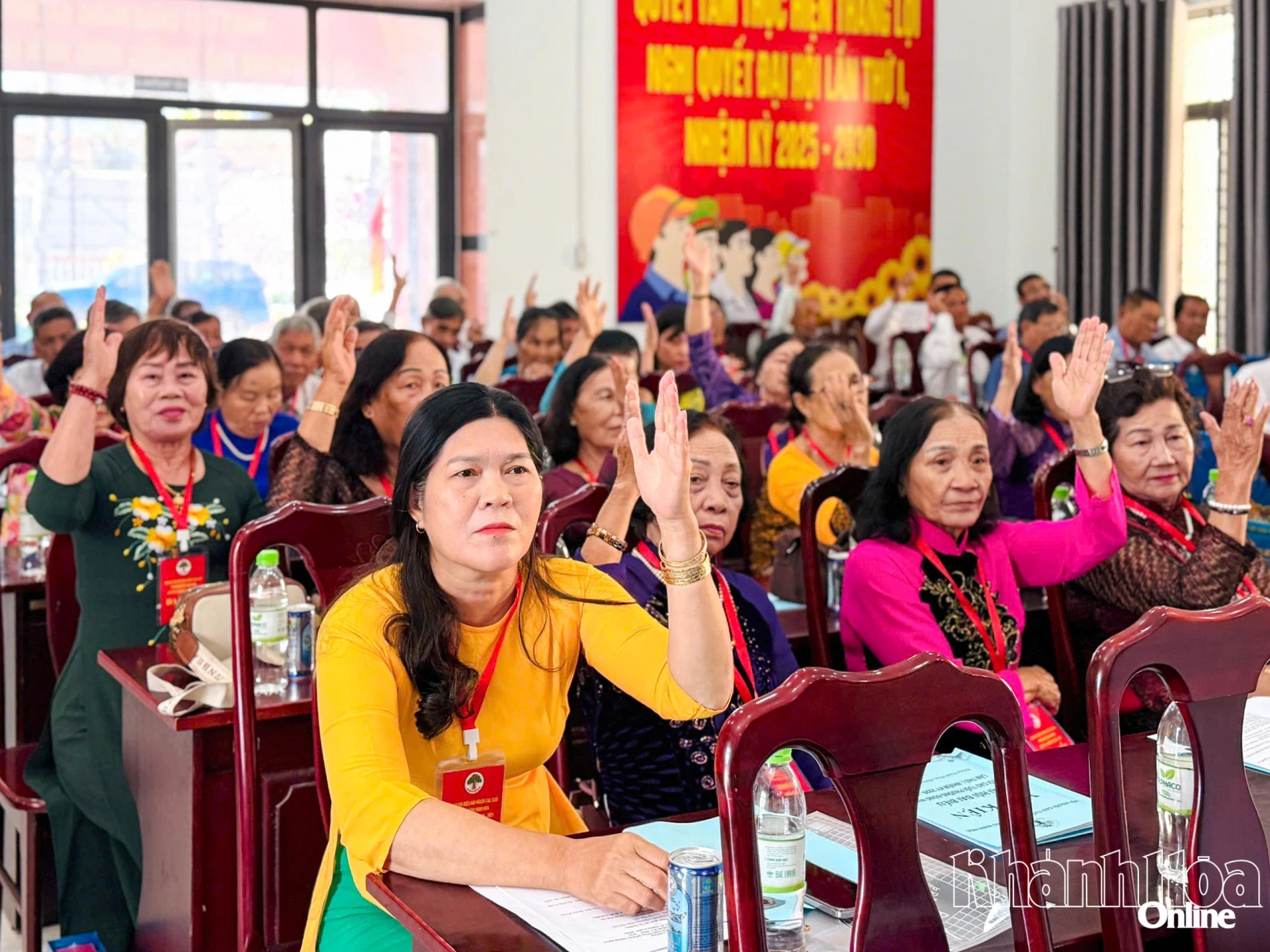 Các đại biểu biểu quyết thông qua nội dung chương trình Đại hội.