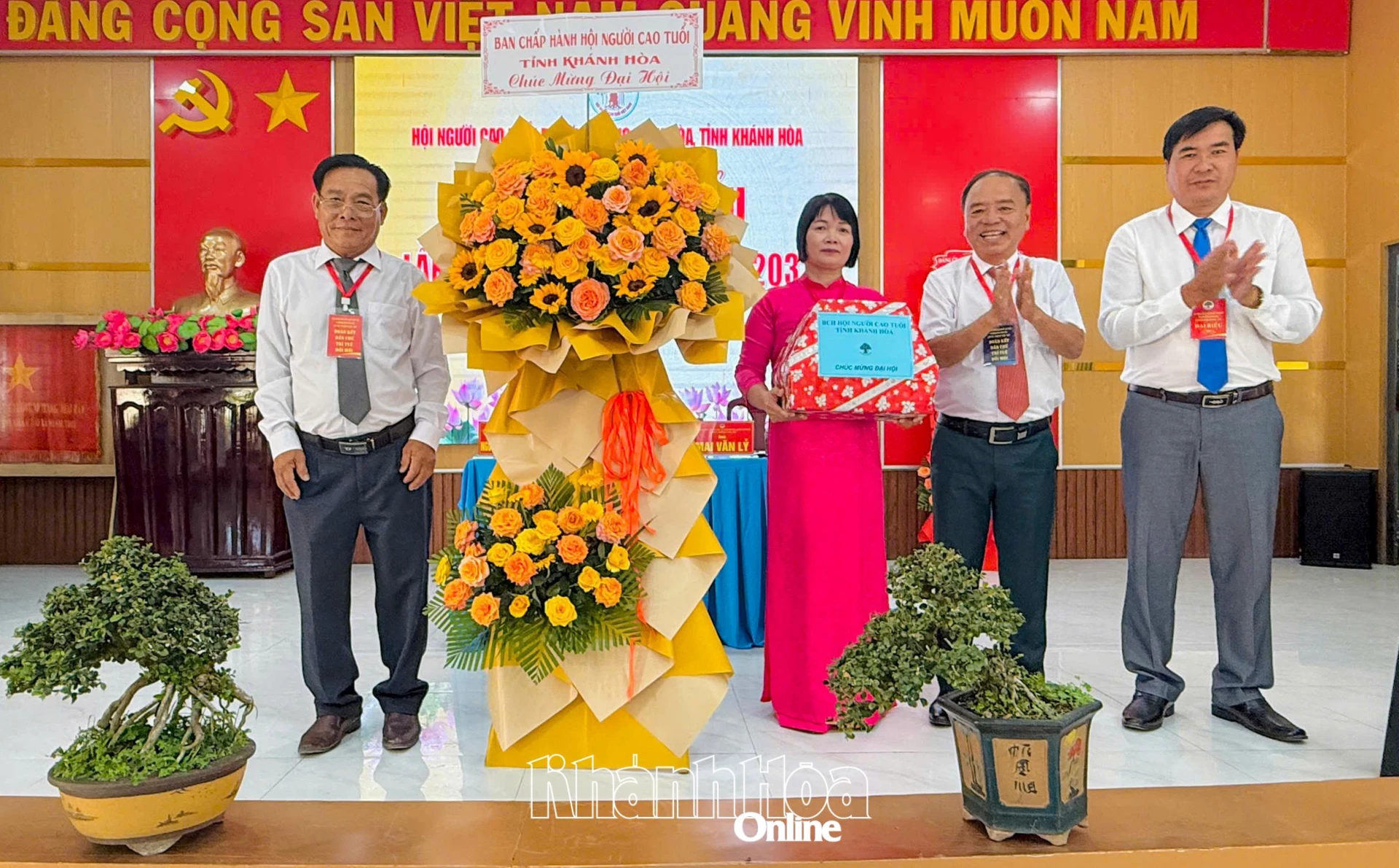 Hội người cao tuổi tỉnh tặng hoa chúc mừng Đại hội.