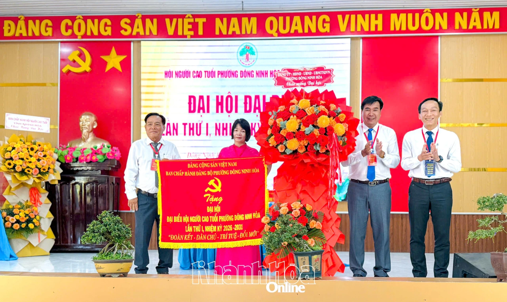 Đảng ủy phường Đông Ninh Hòa tặng bức trướng chào mừng Đại hội.